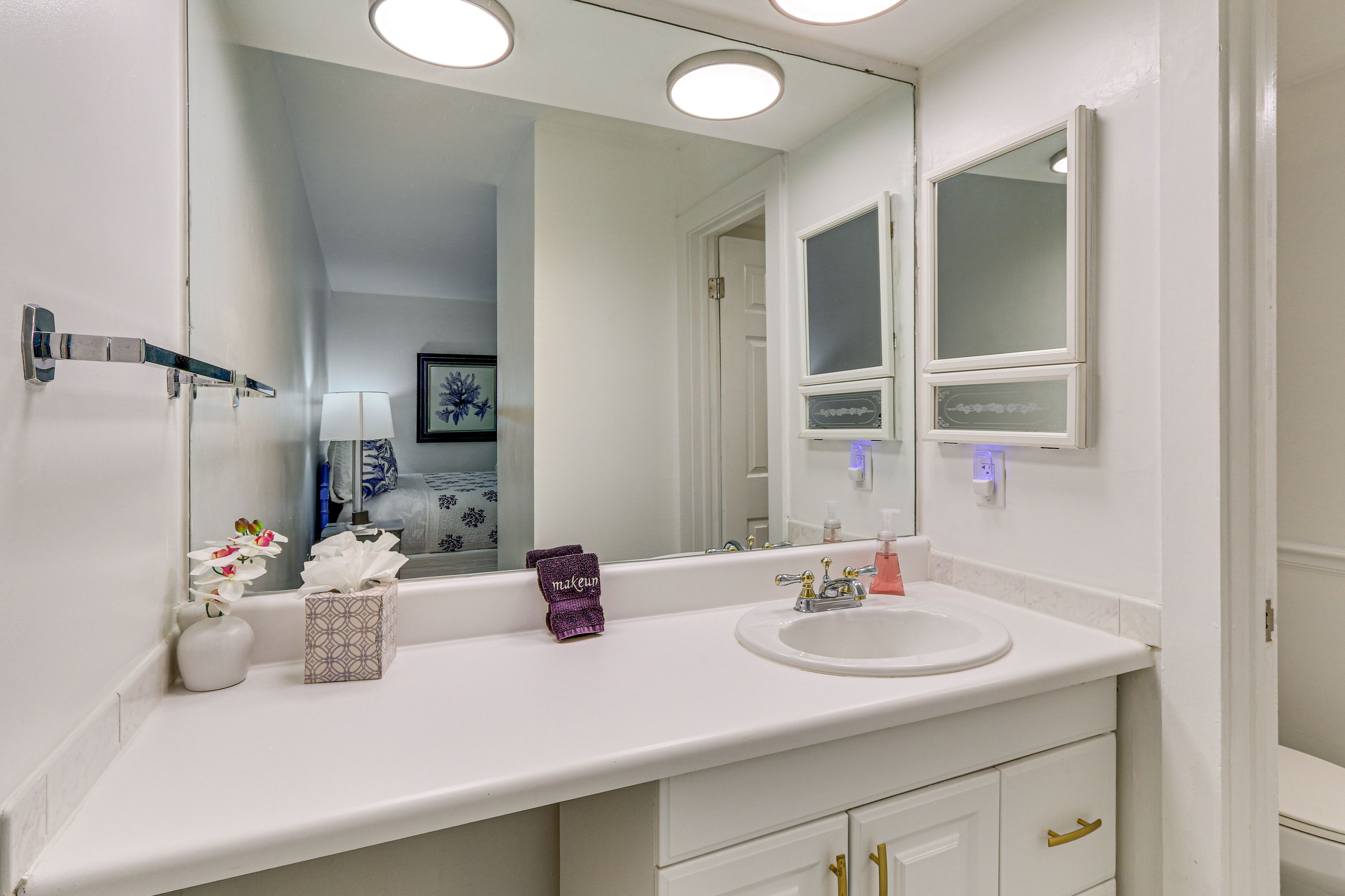 Full Bathroom | Towels Provided