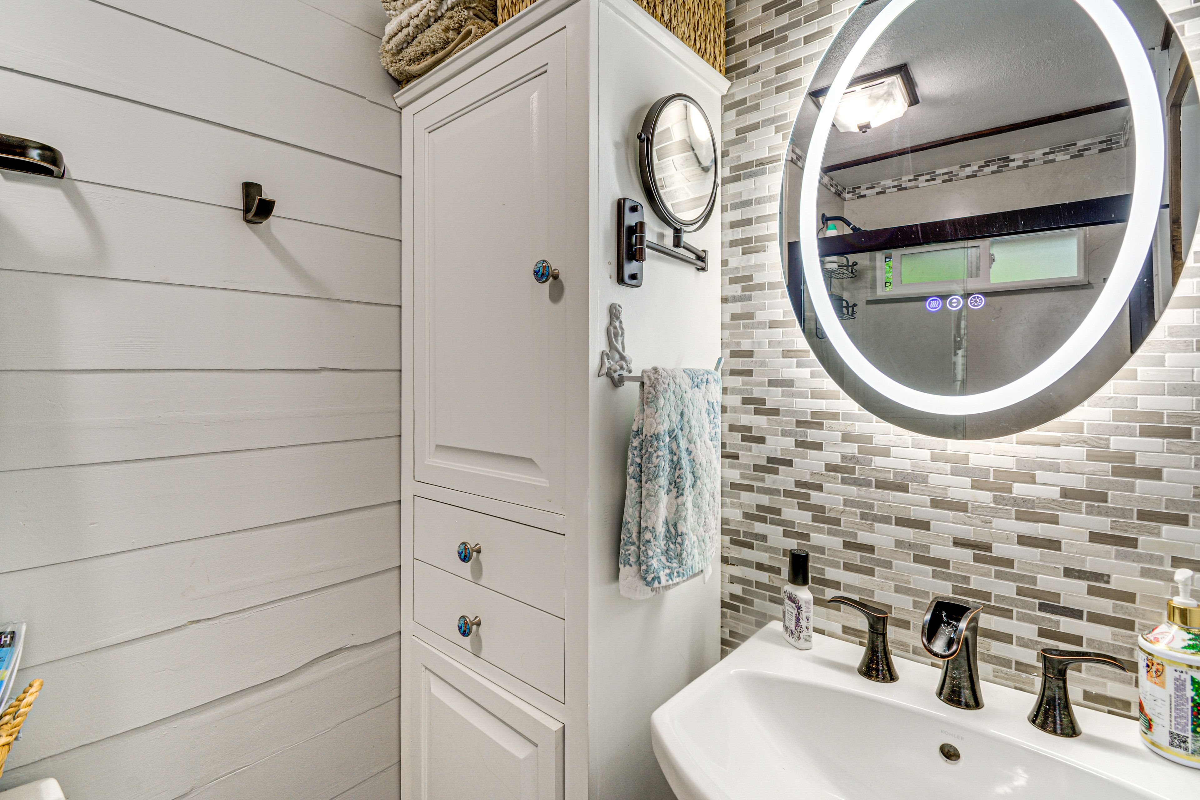 Full Bathroom | Towels Provided