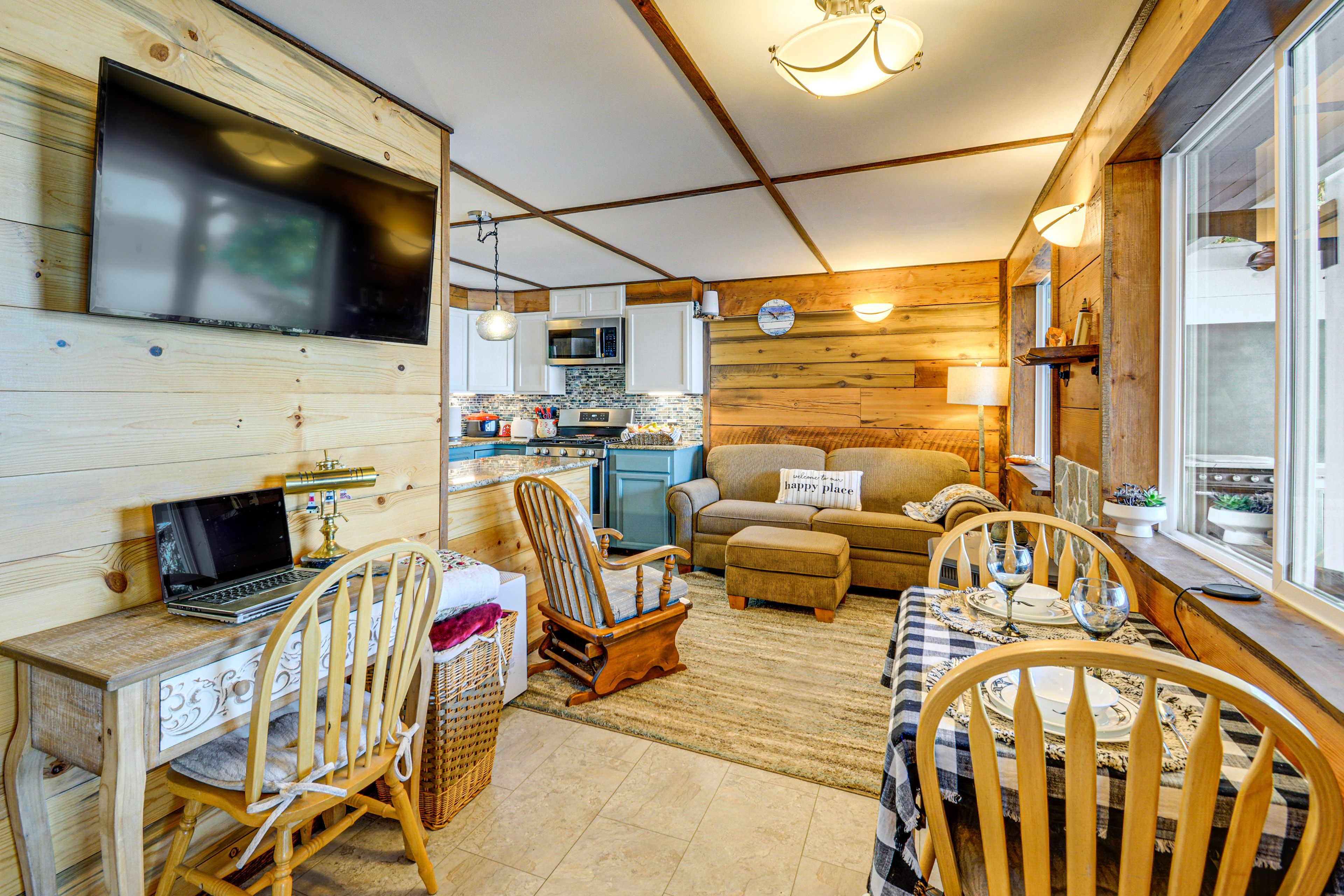 Laptop Workspace | Free WiFi