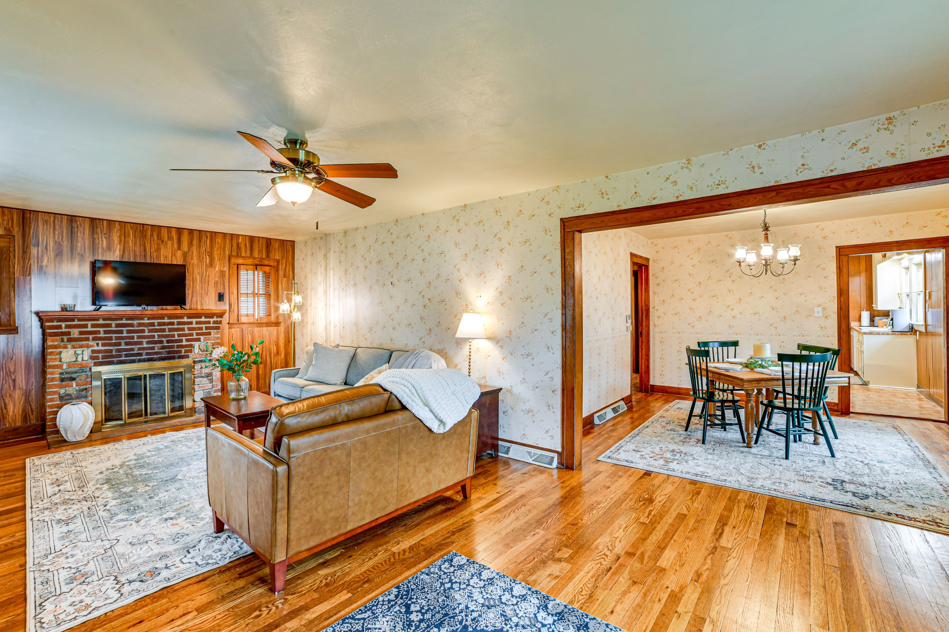 Living Room | Free WiFi | Smart TV