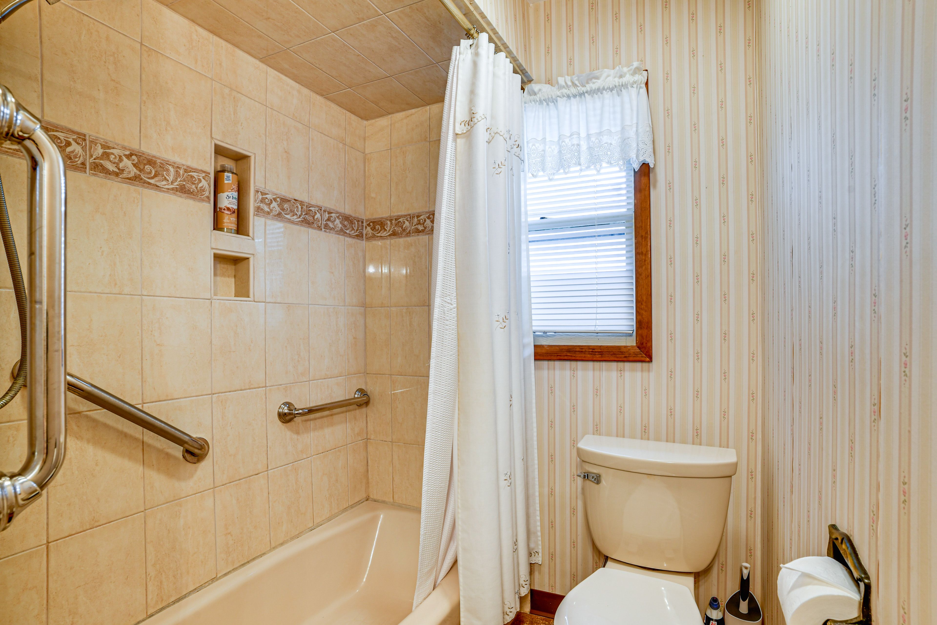 Full Bathroom | Towels Provided