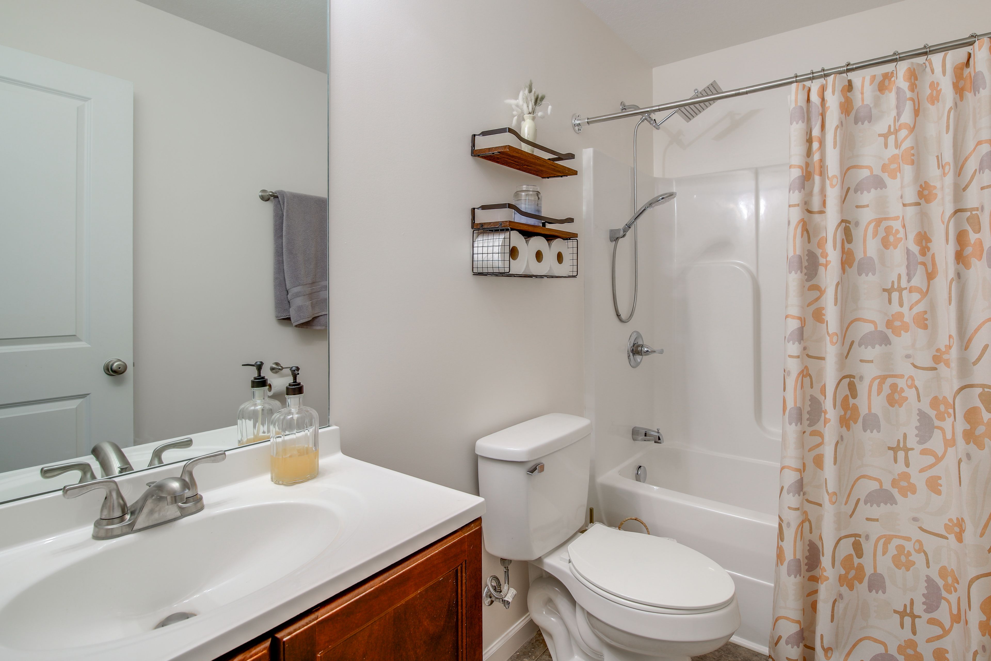 Full Bathroom | Complimentary Toiletries