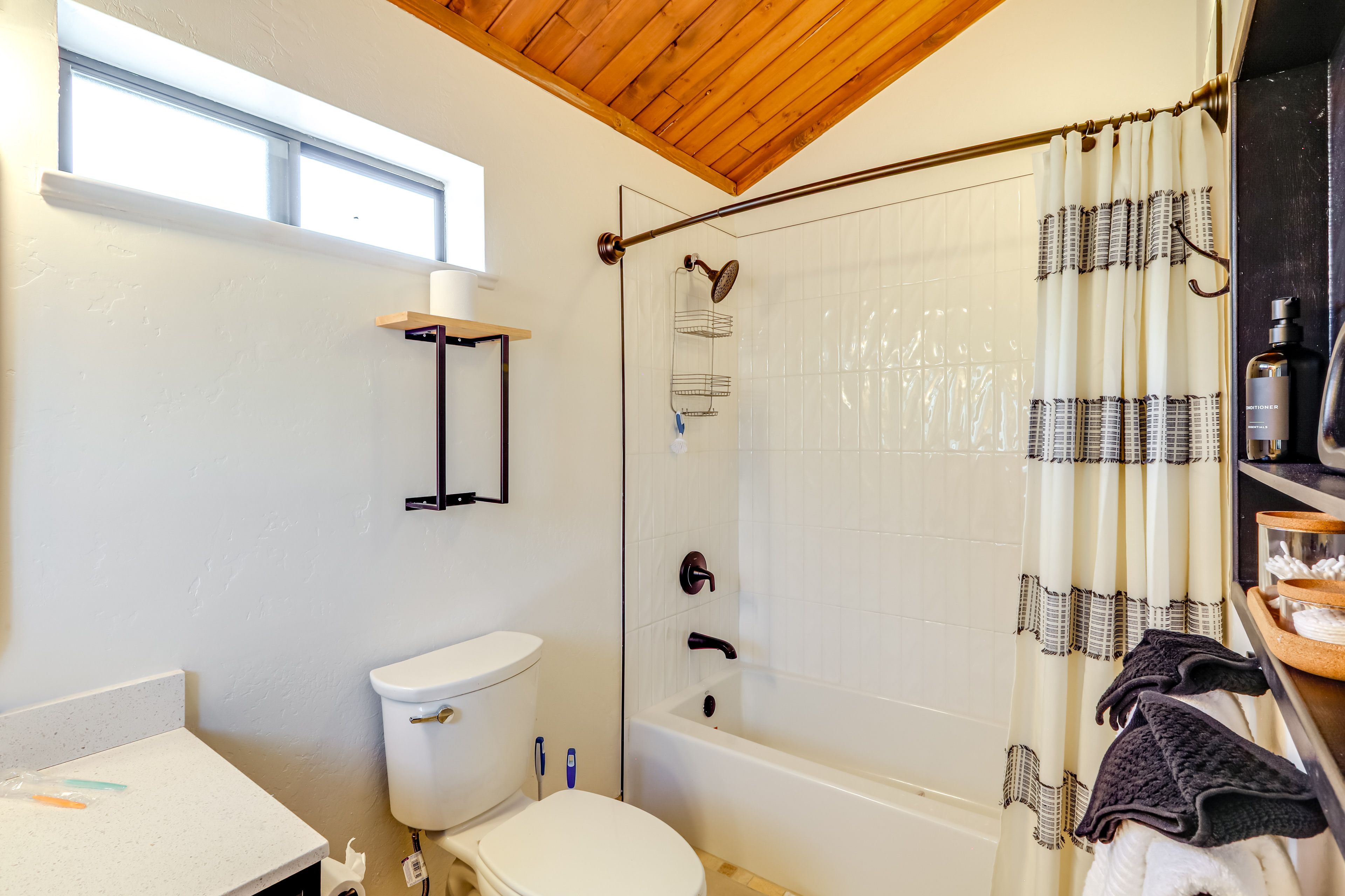 Full Bathroom | 2nd Floor | Towels Provided