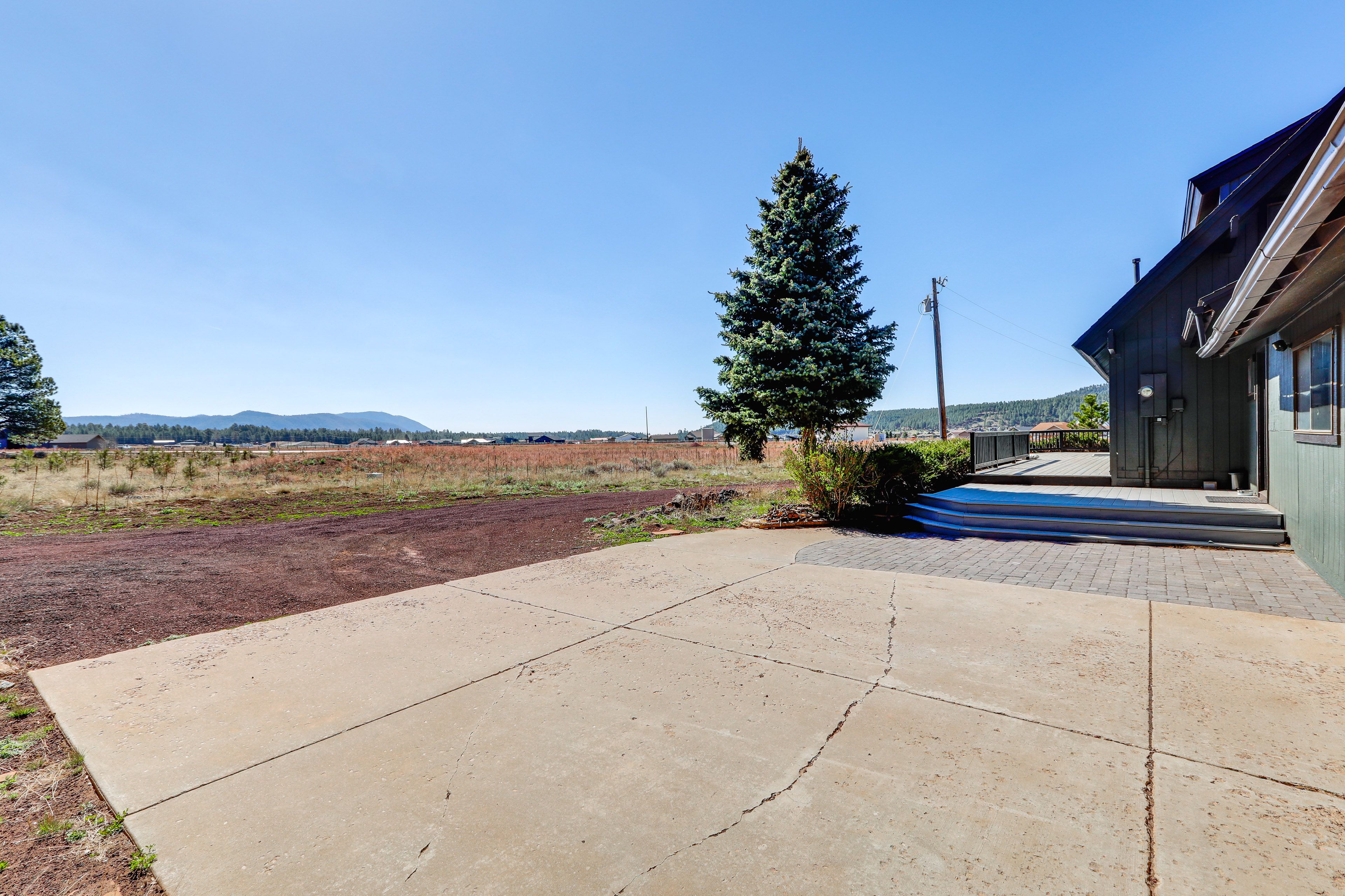 Cabin Exterior | Parking | Driveway (4 Vehicles)