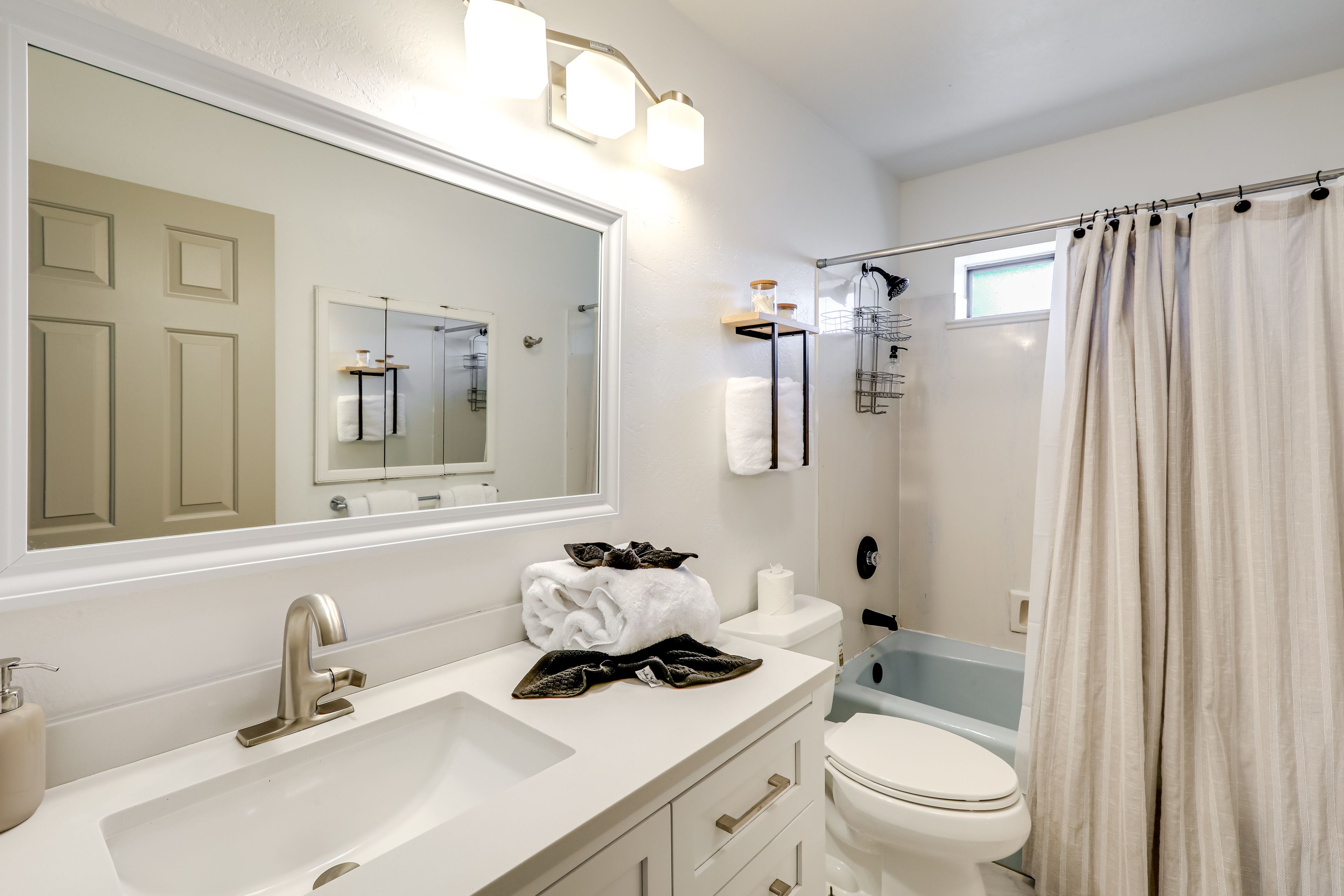 Full Bathroom | 1st Floor | Shower/Tub Combo