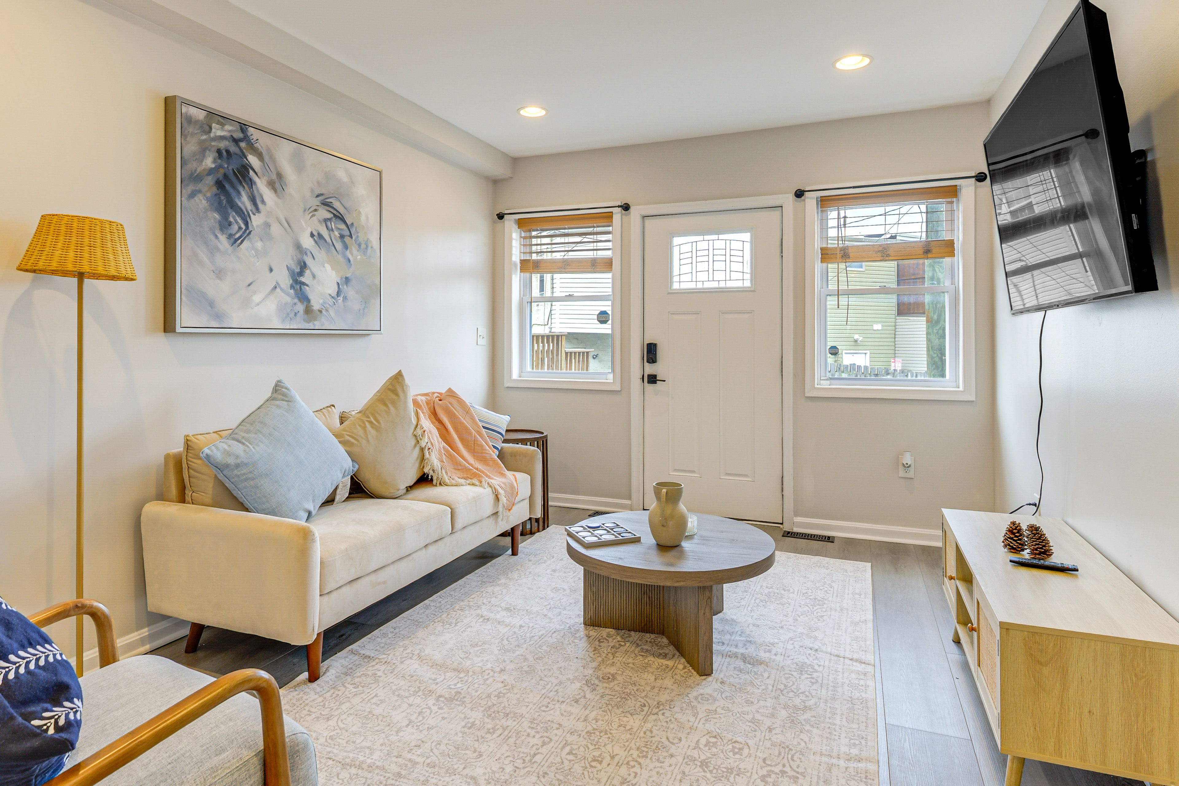 Living Room | 1st Floor | Smart TV | Free WiFi | Central A/C & Heat