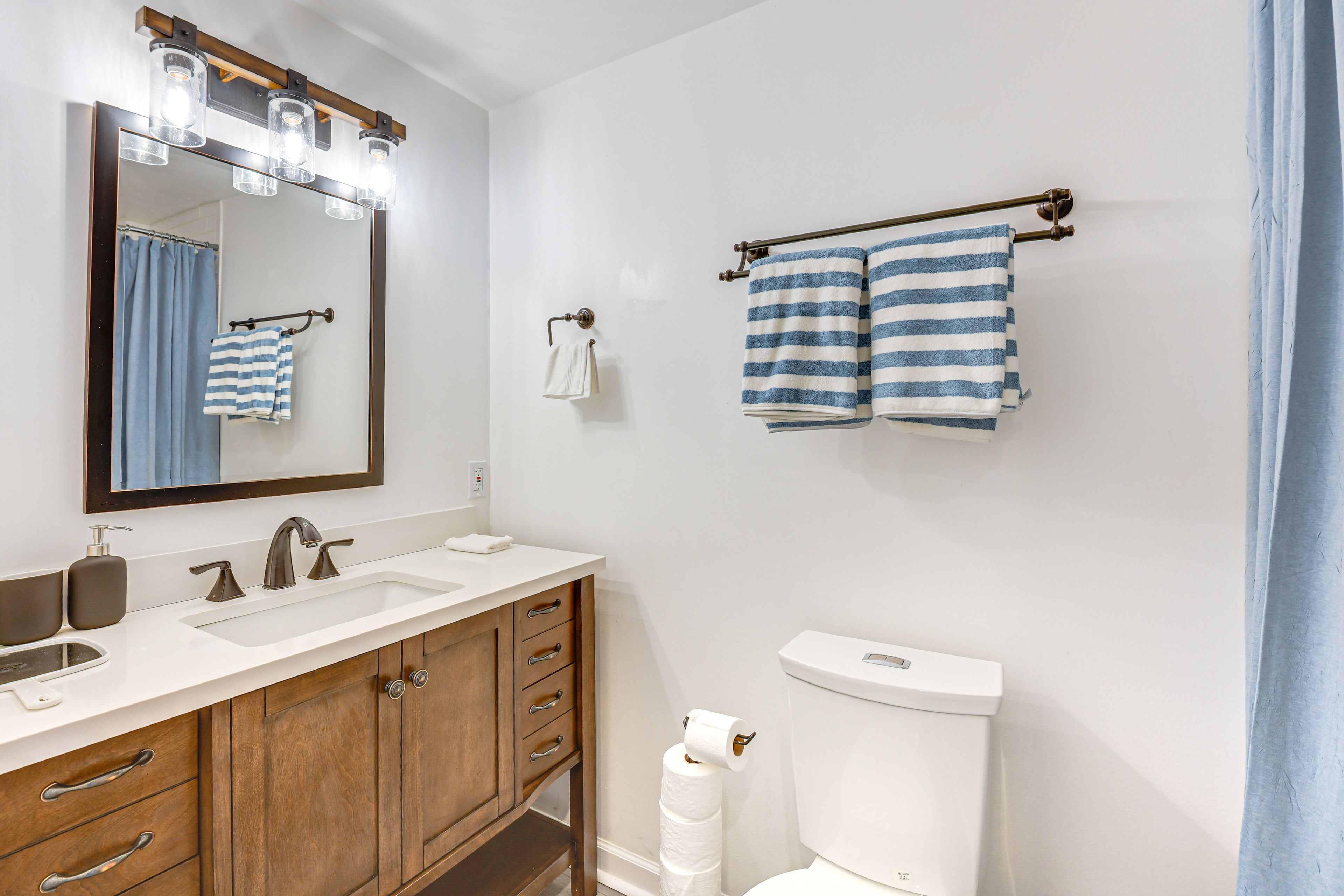 Full Bathroom | 2nd Floor | Towels Provided
