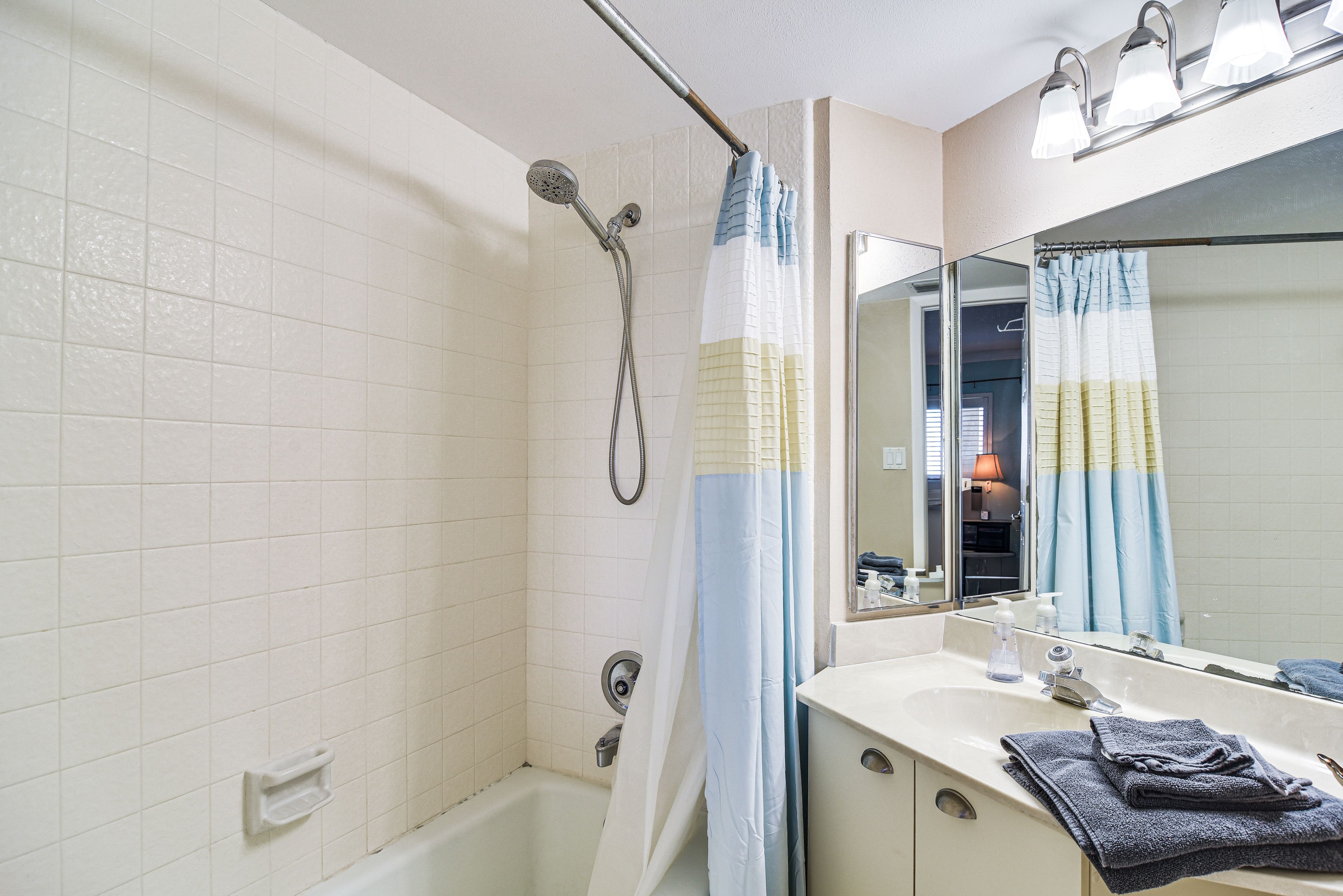 Full Bathroom | Shower/Tub Combo