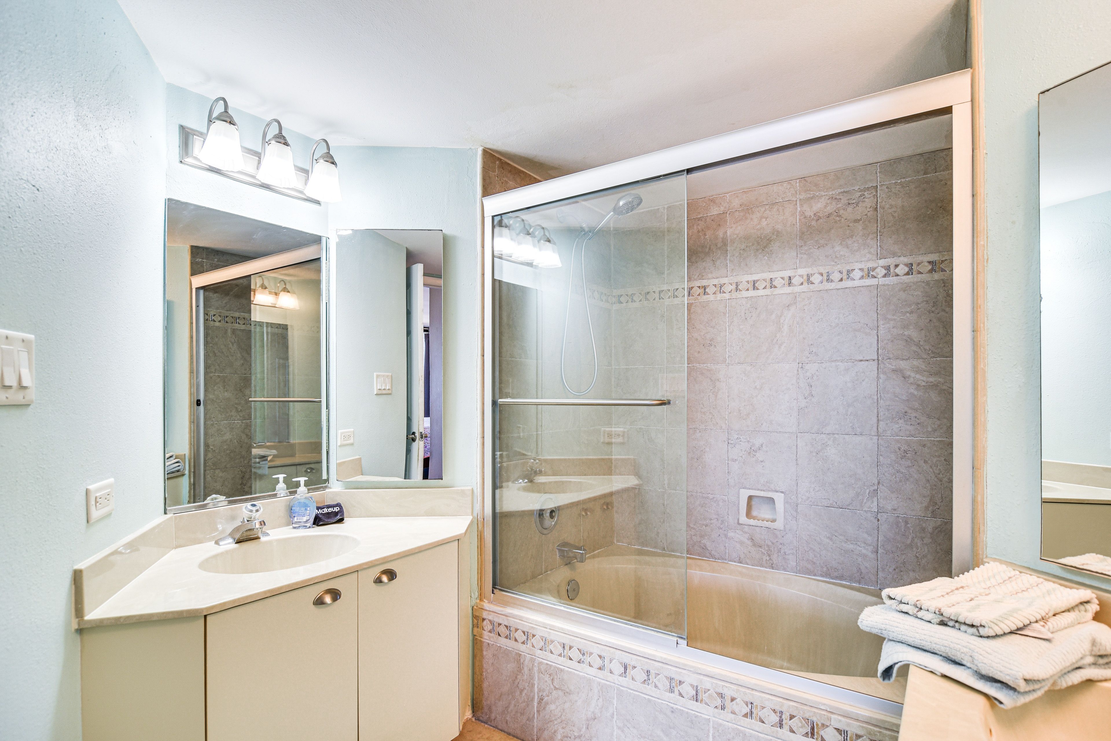 Full Bathroom | Towels Provided