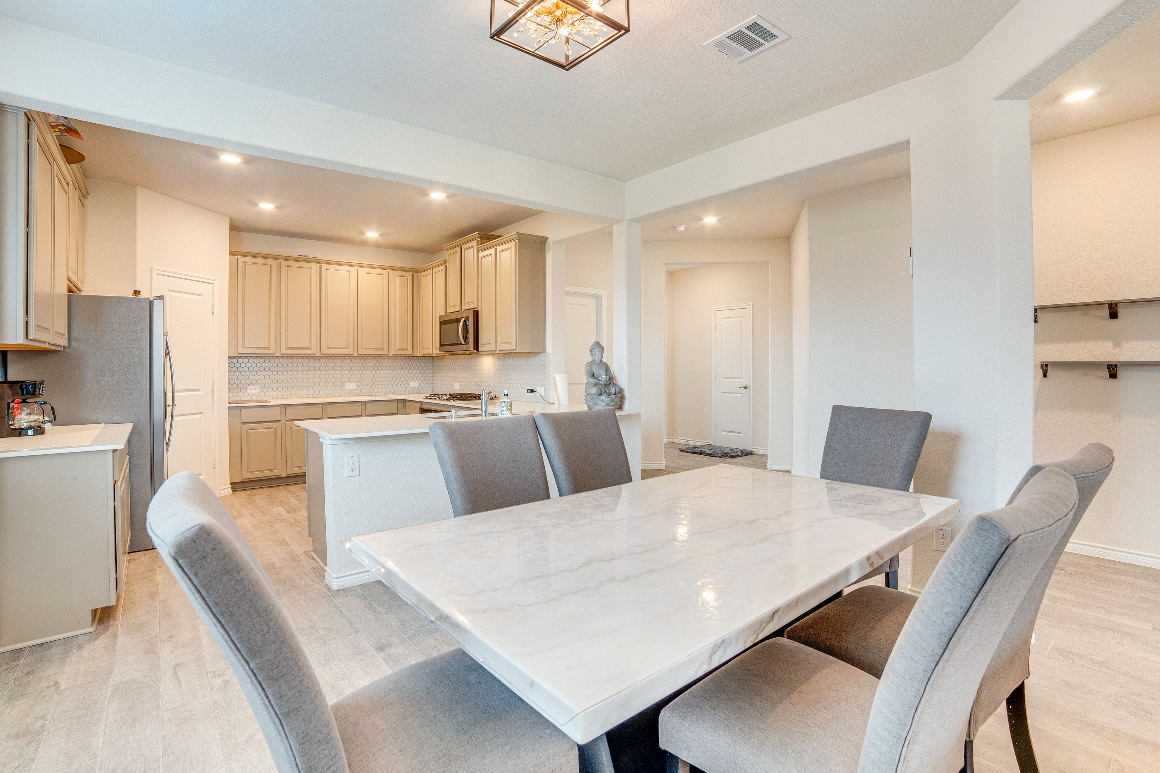 Dining Area | Dishware/Flatware Provided | 1st Floor