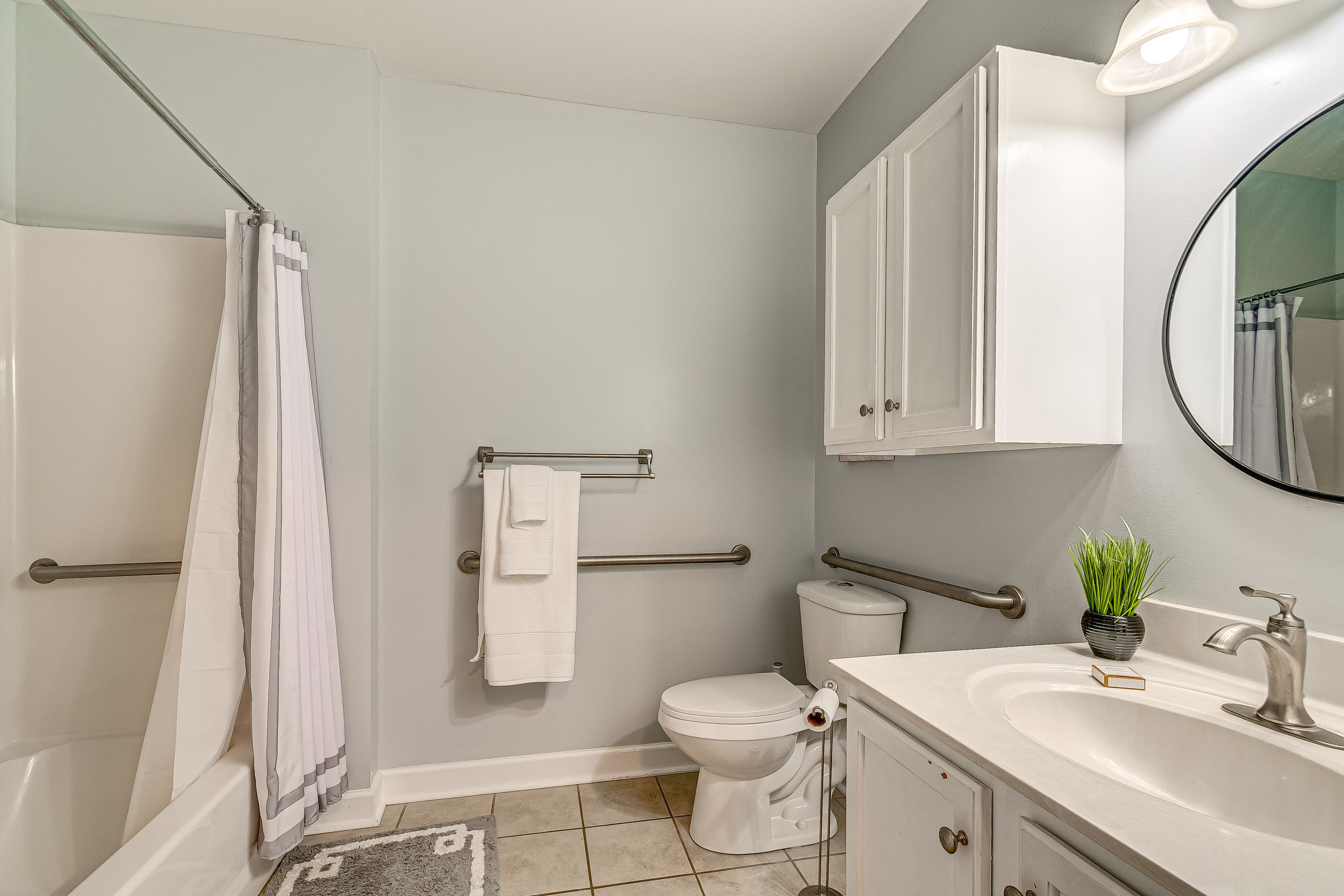 Full Bathroom | Towels Provided | Grab Rails