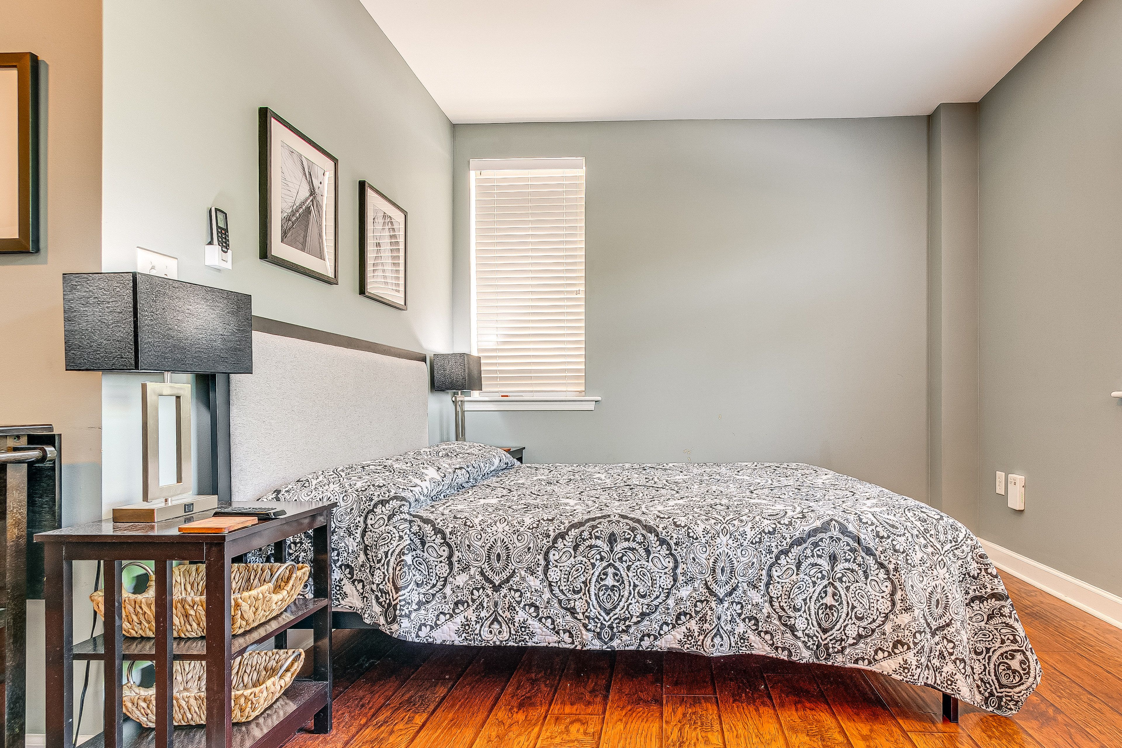Studio | Queen Bed | Mini-Split A/C & Heat Units | Free WiFi