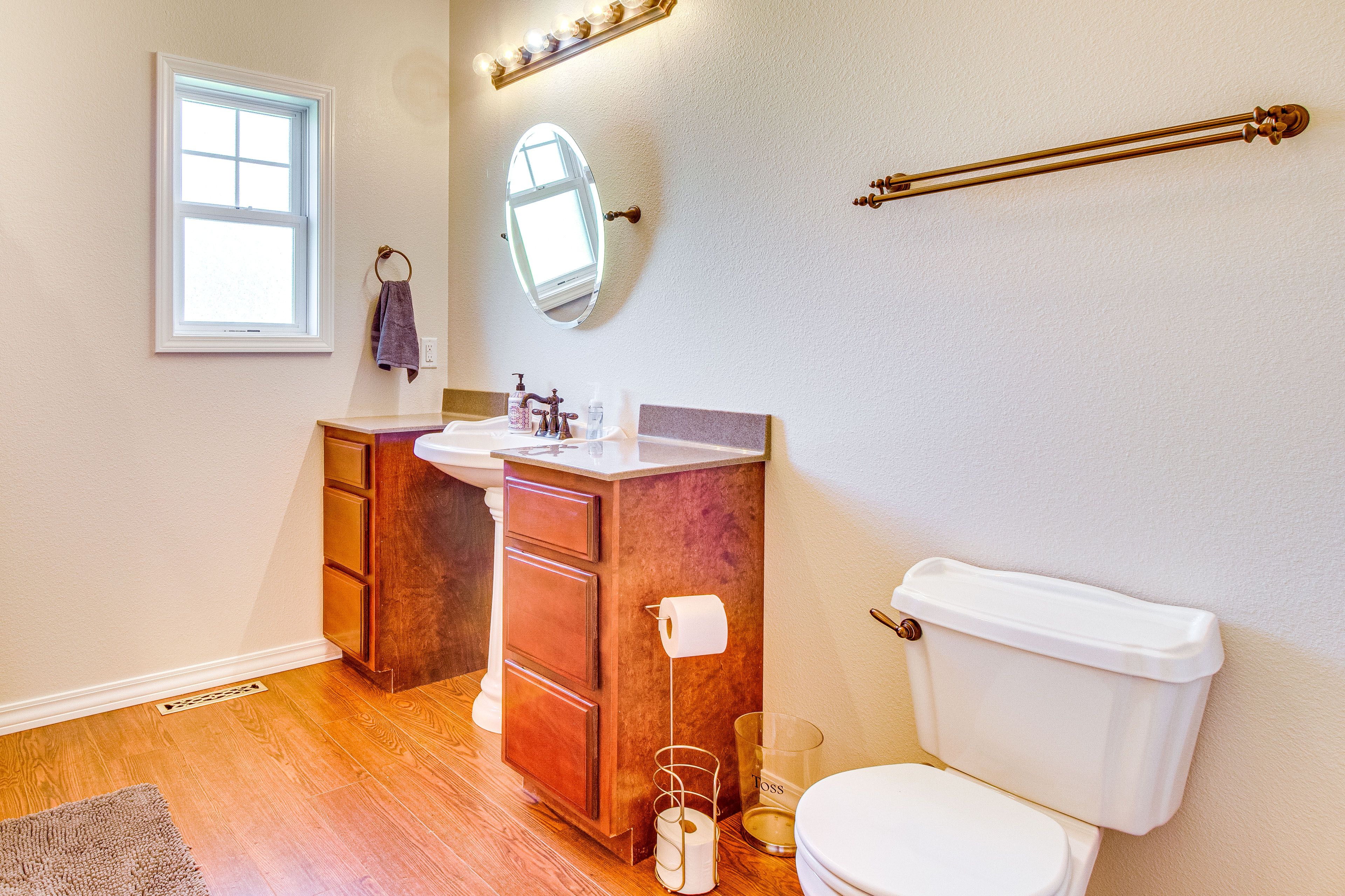 Full Bathroom | Main Level | Complimentary Toiletries
