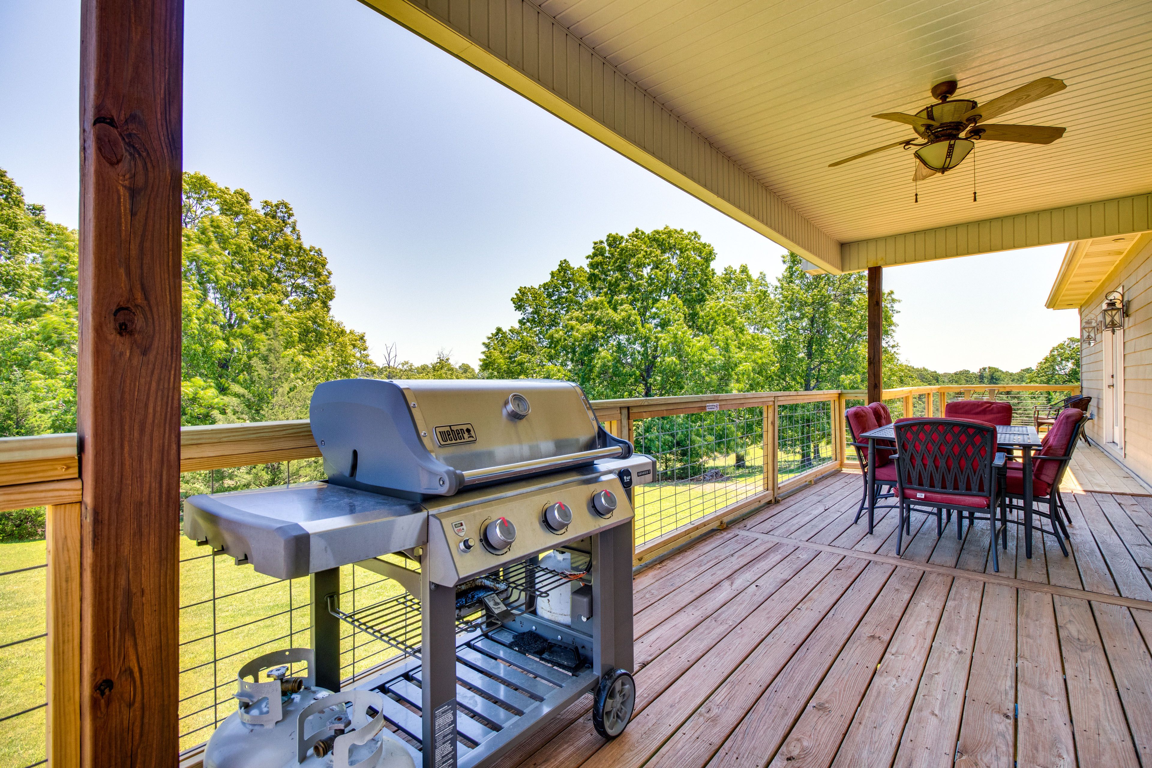 Deck | Gas Grill | Dining Set