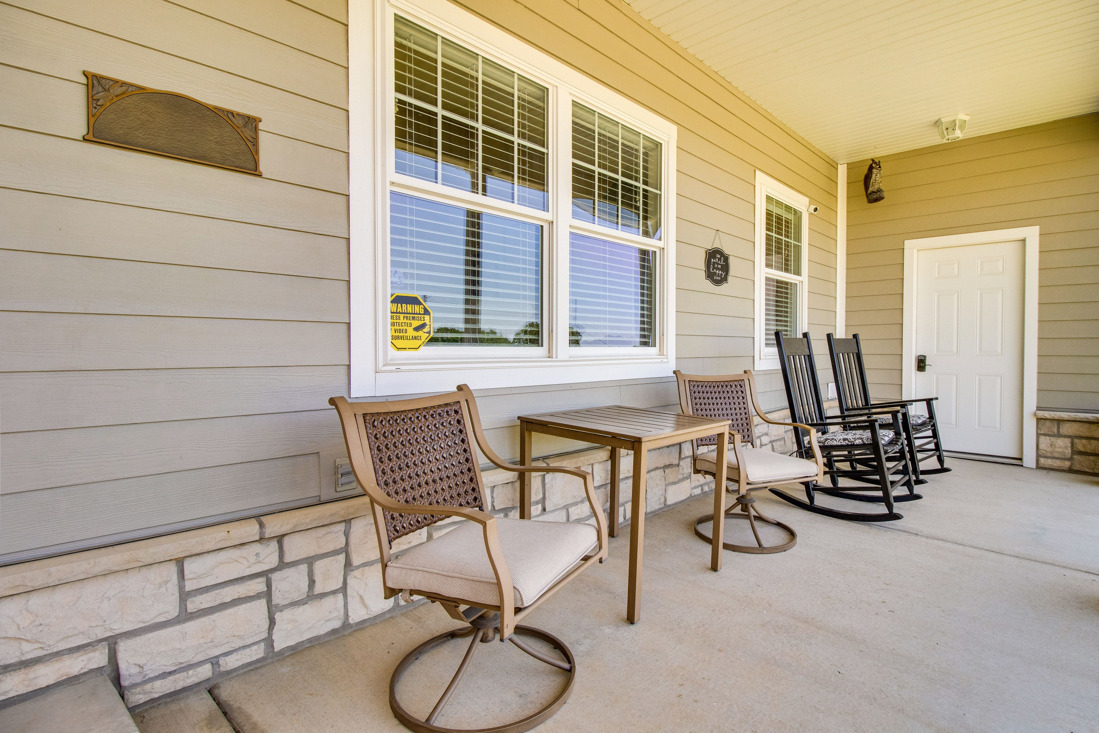 Front Porch w/ Seating