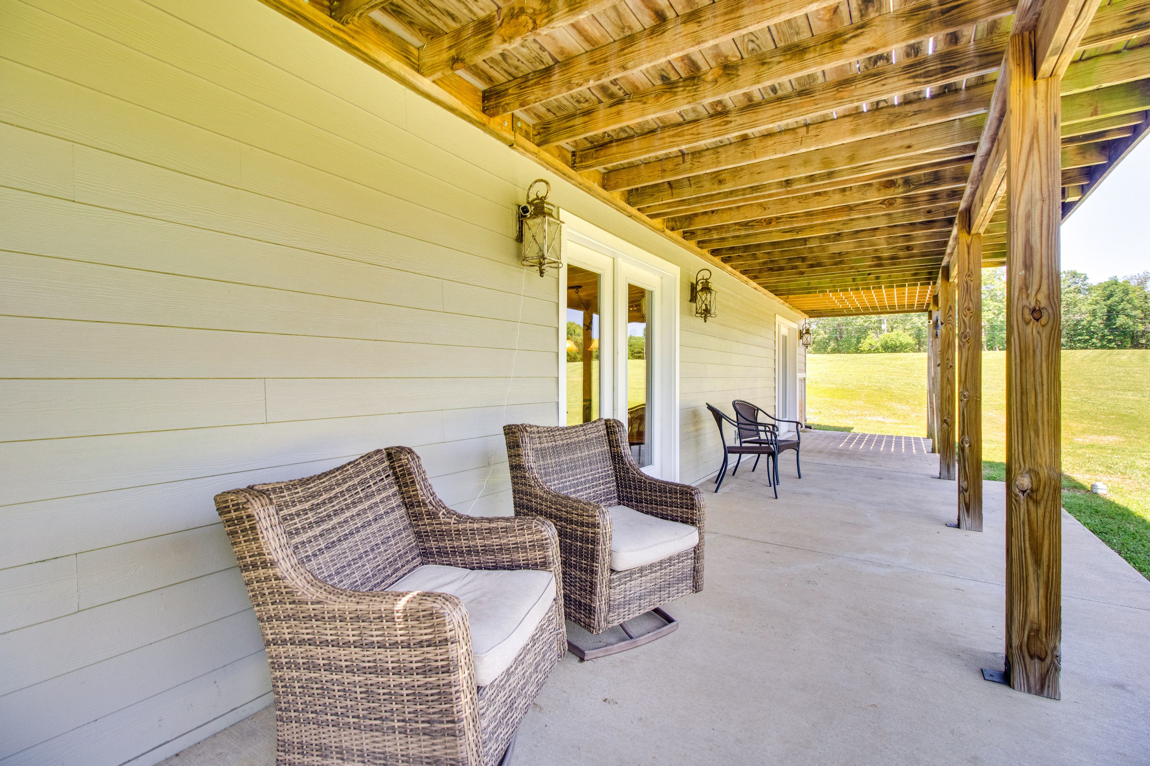 Covered Patio w/ Furnishings