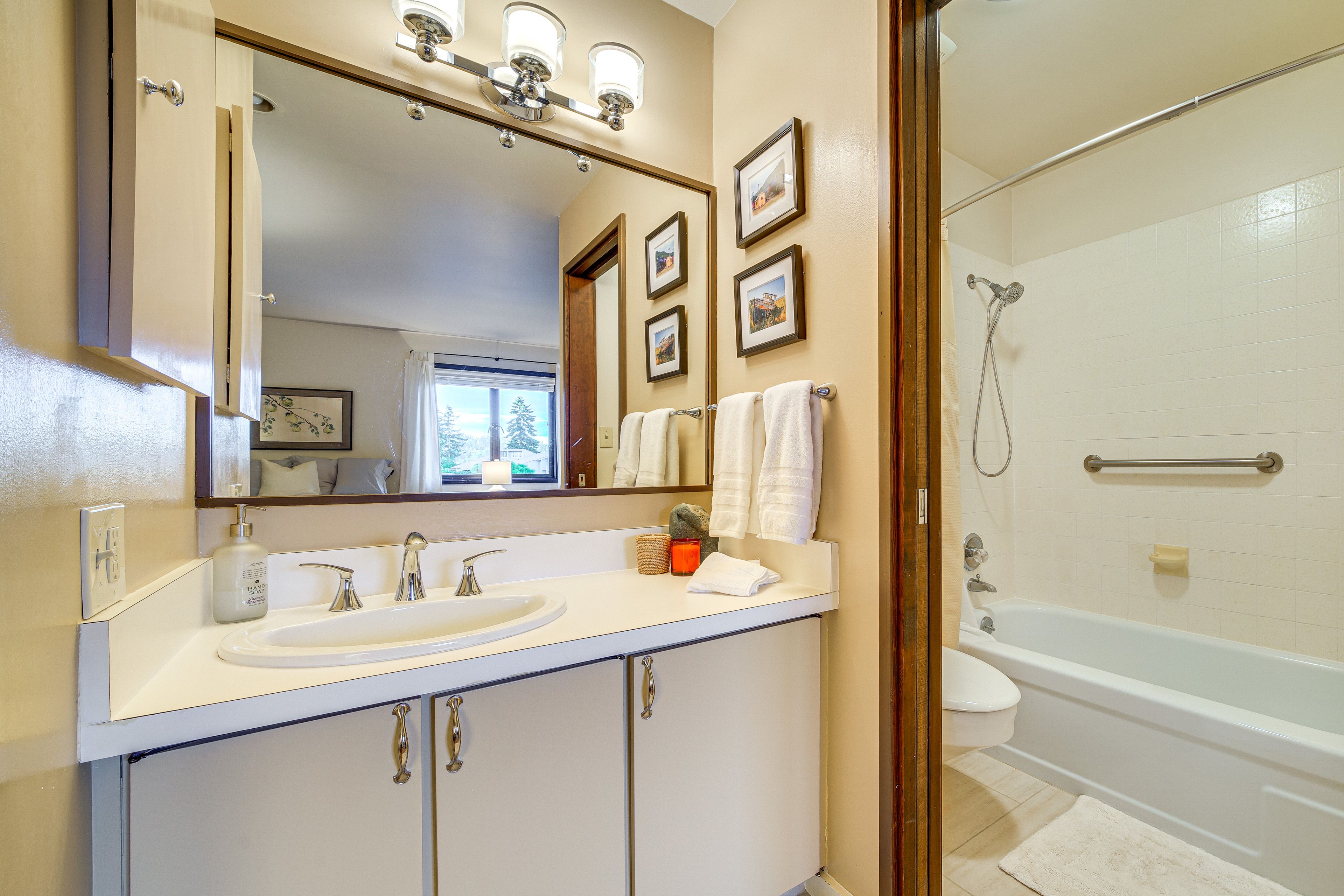 Full Bathroom | Complimentary Toiletries