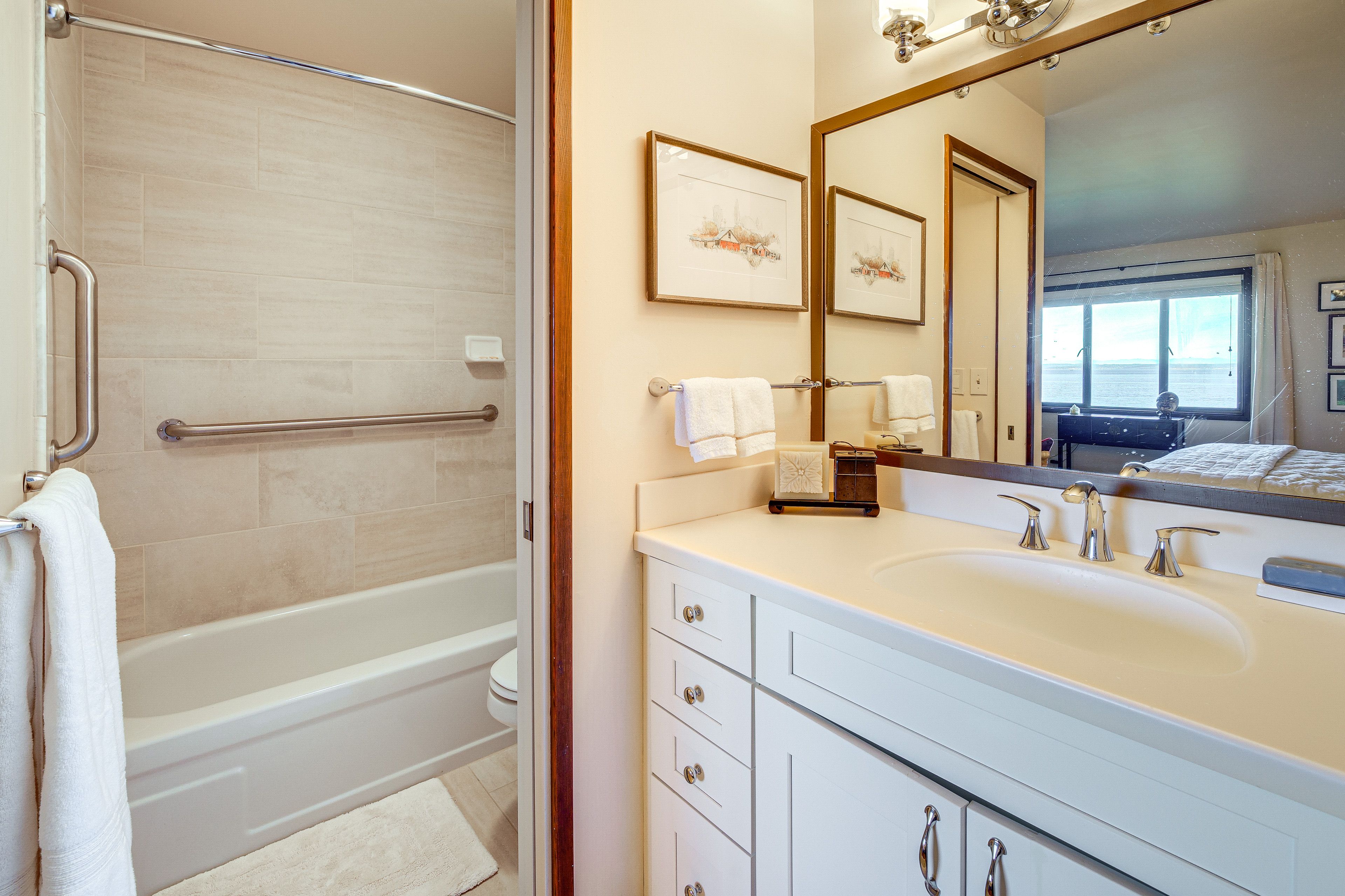 Full Bathroom | Towels Provided