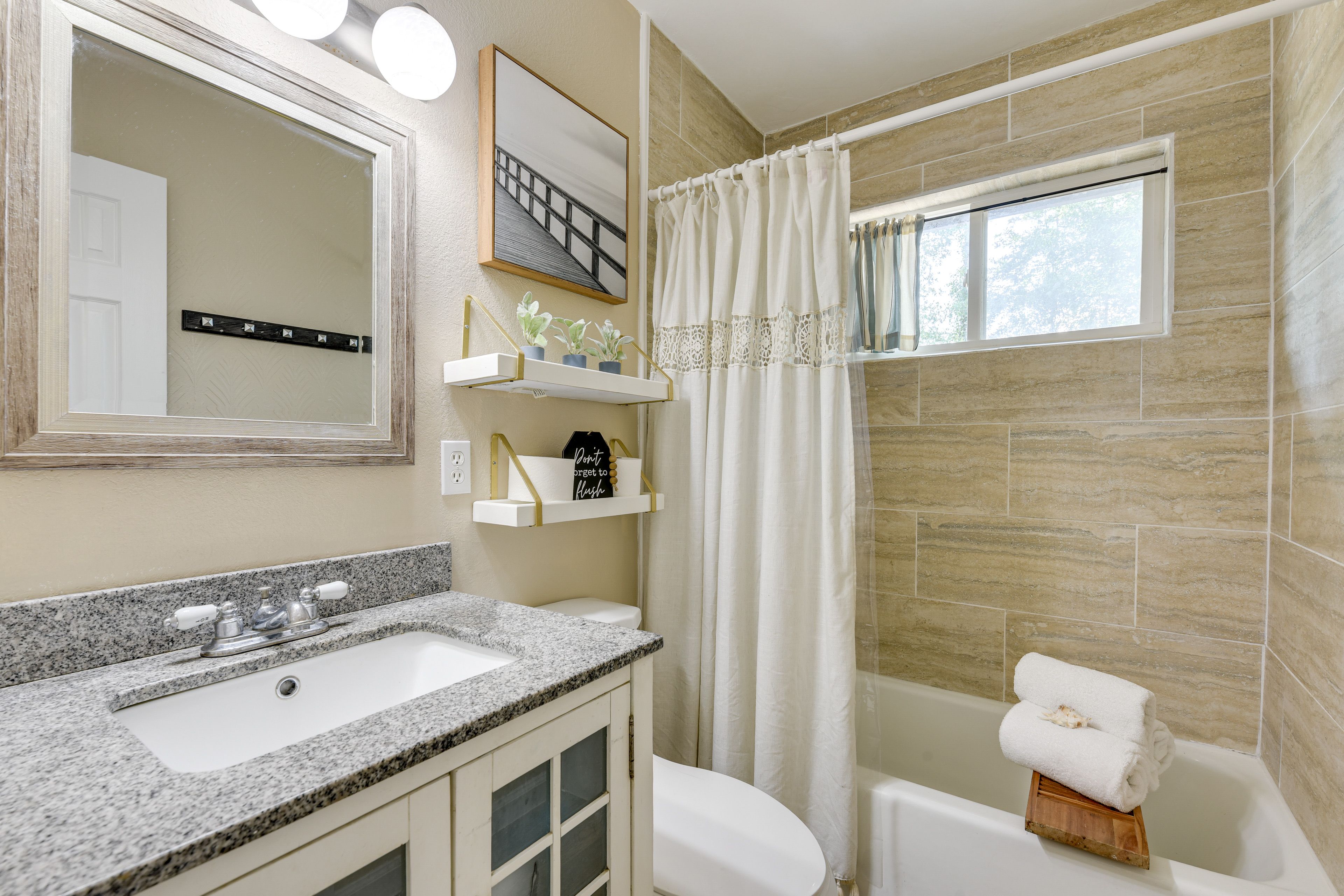Full Bathroom | Towels Provided | Complimentary Toiletries