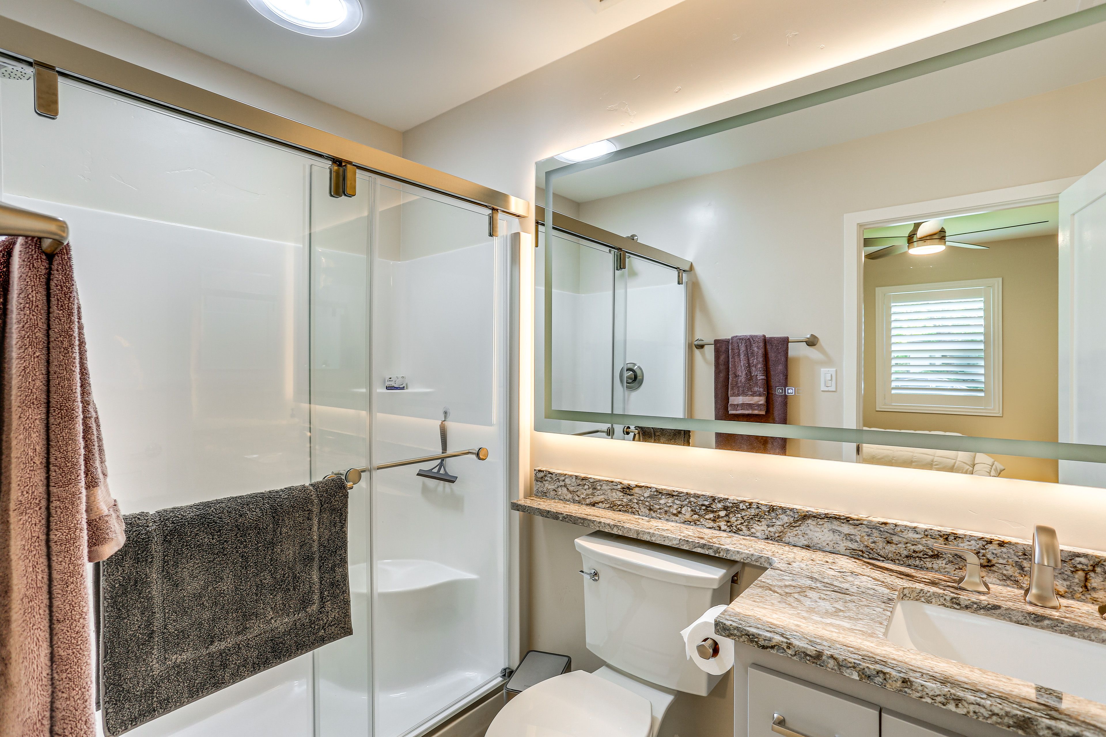 Full Bathroom | Towels Provided