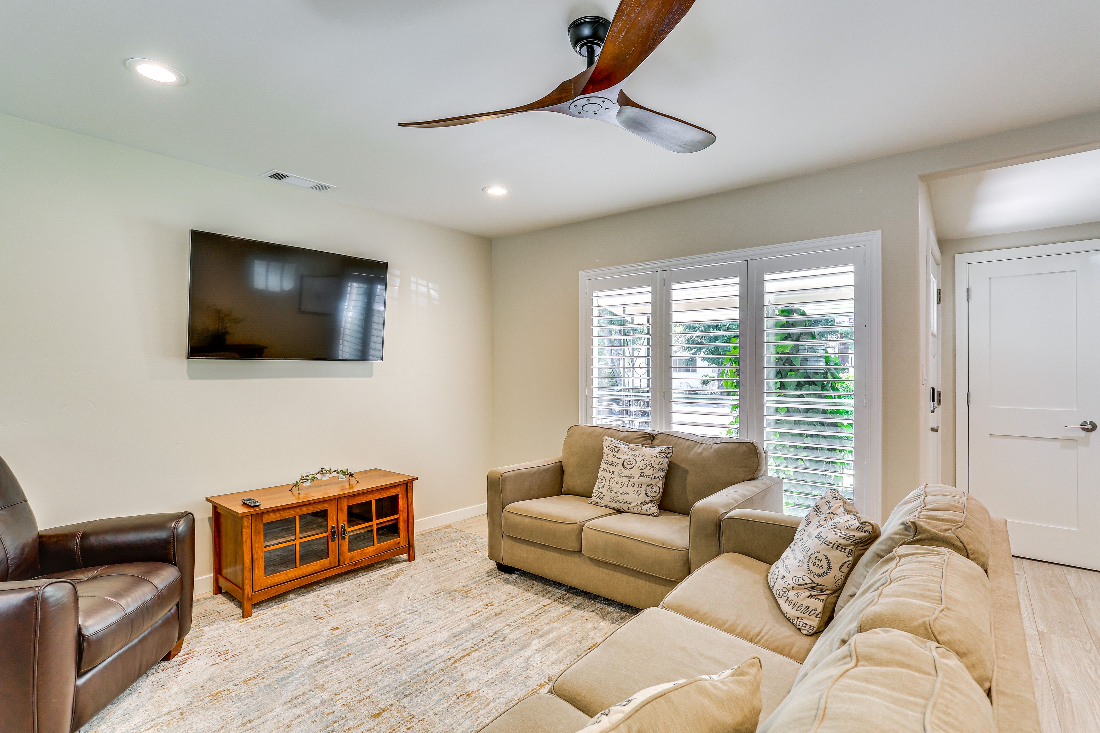 Living Room | Smart TV | Free WiFi | Central A/C & Heating