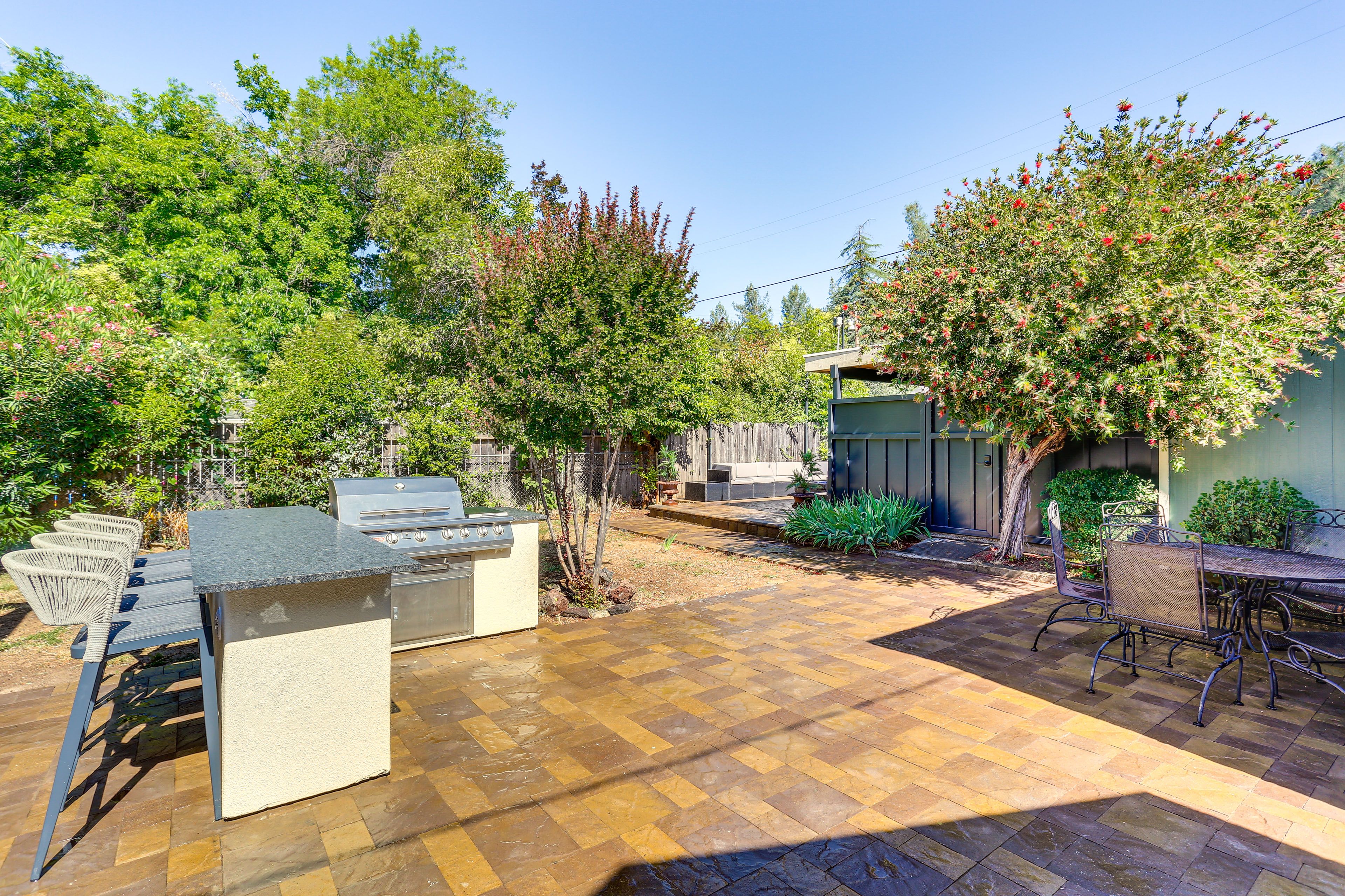 Shared Outdoor Space | Built-In Gas Grill