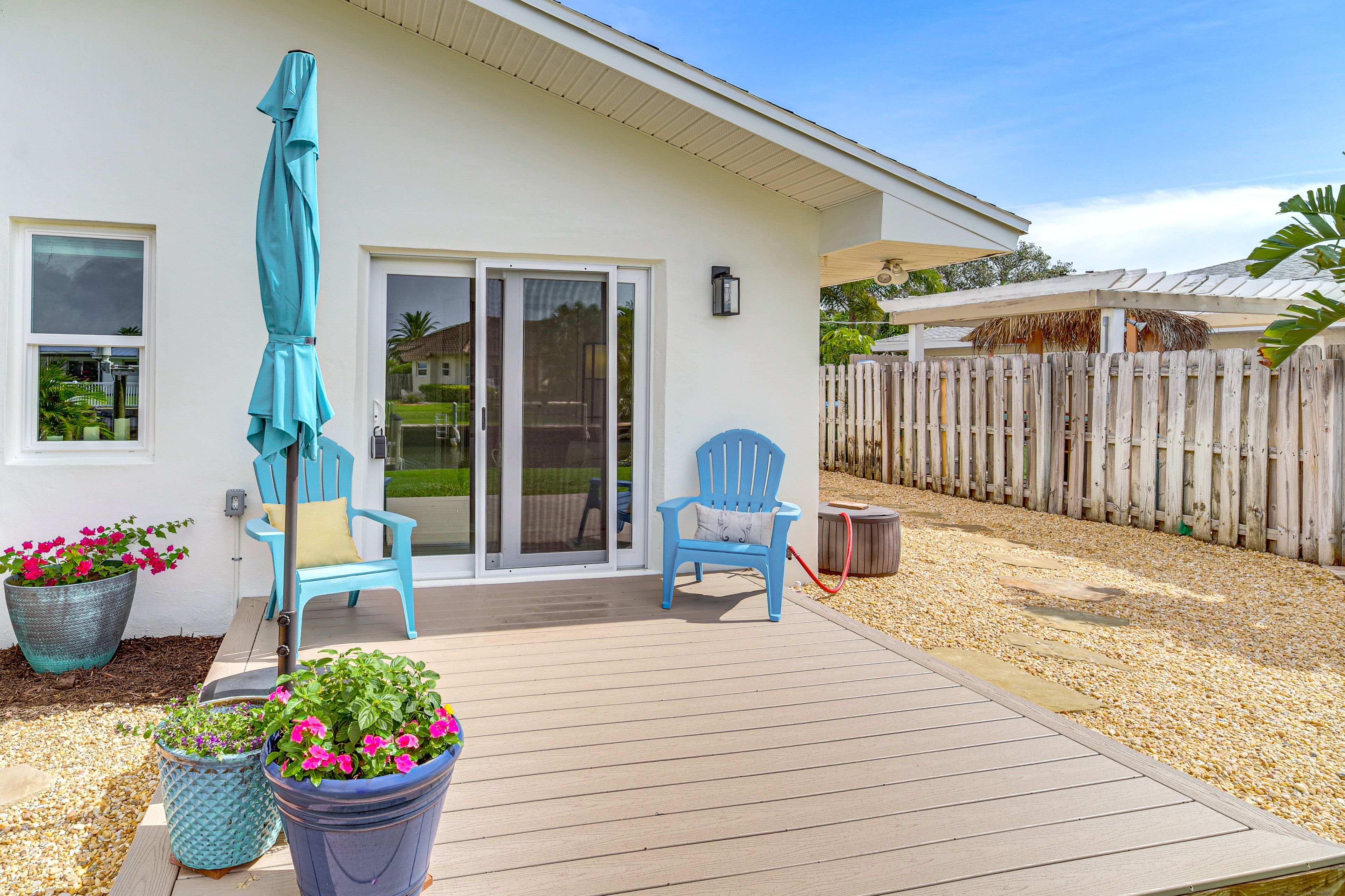 Apartment Exterior | Deck w/ Seating
