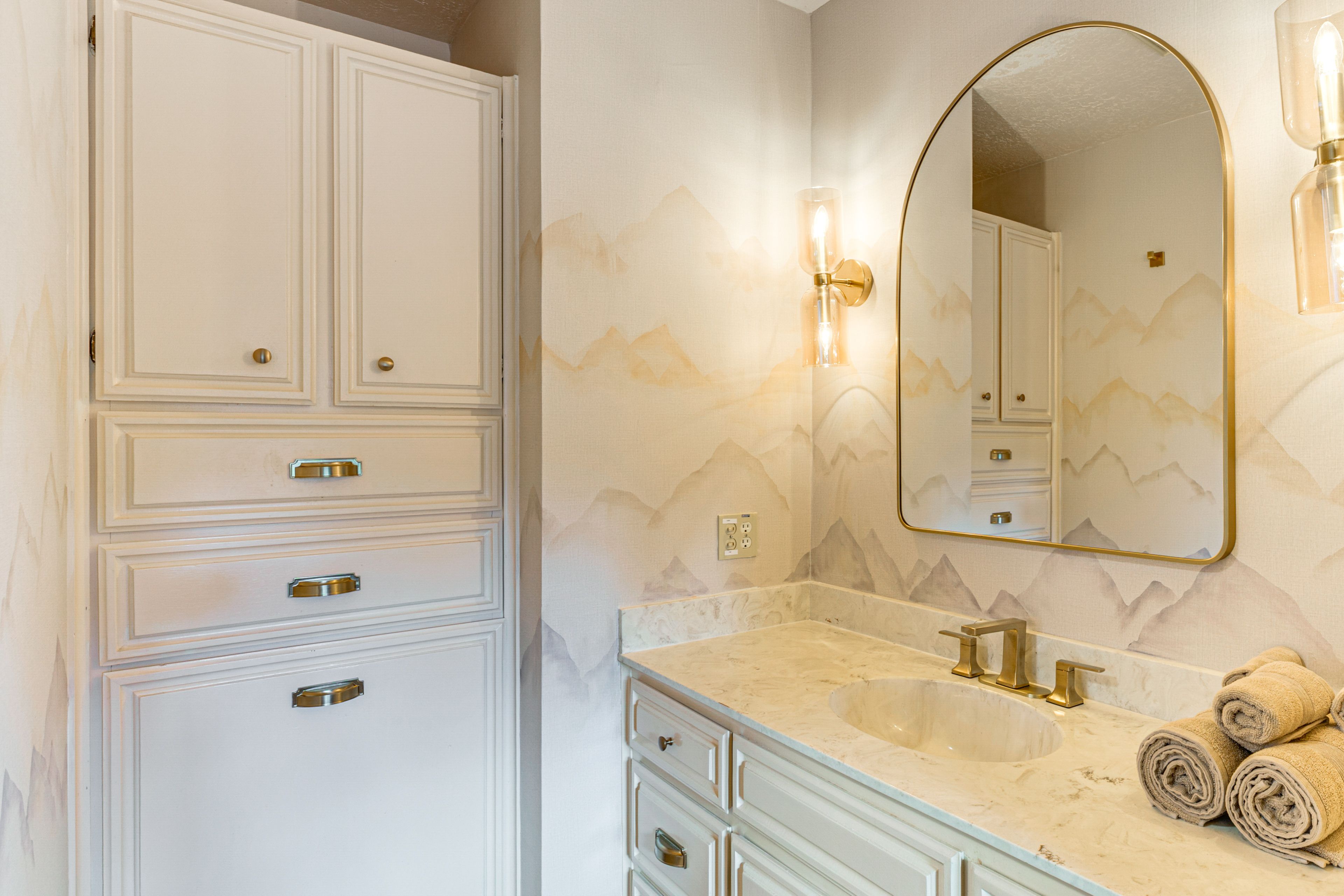 Full Bathroom | Towels Provided | 2nd Floor
