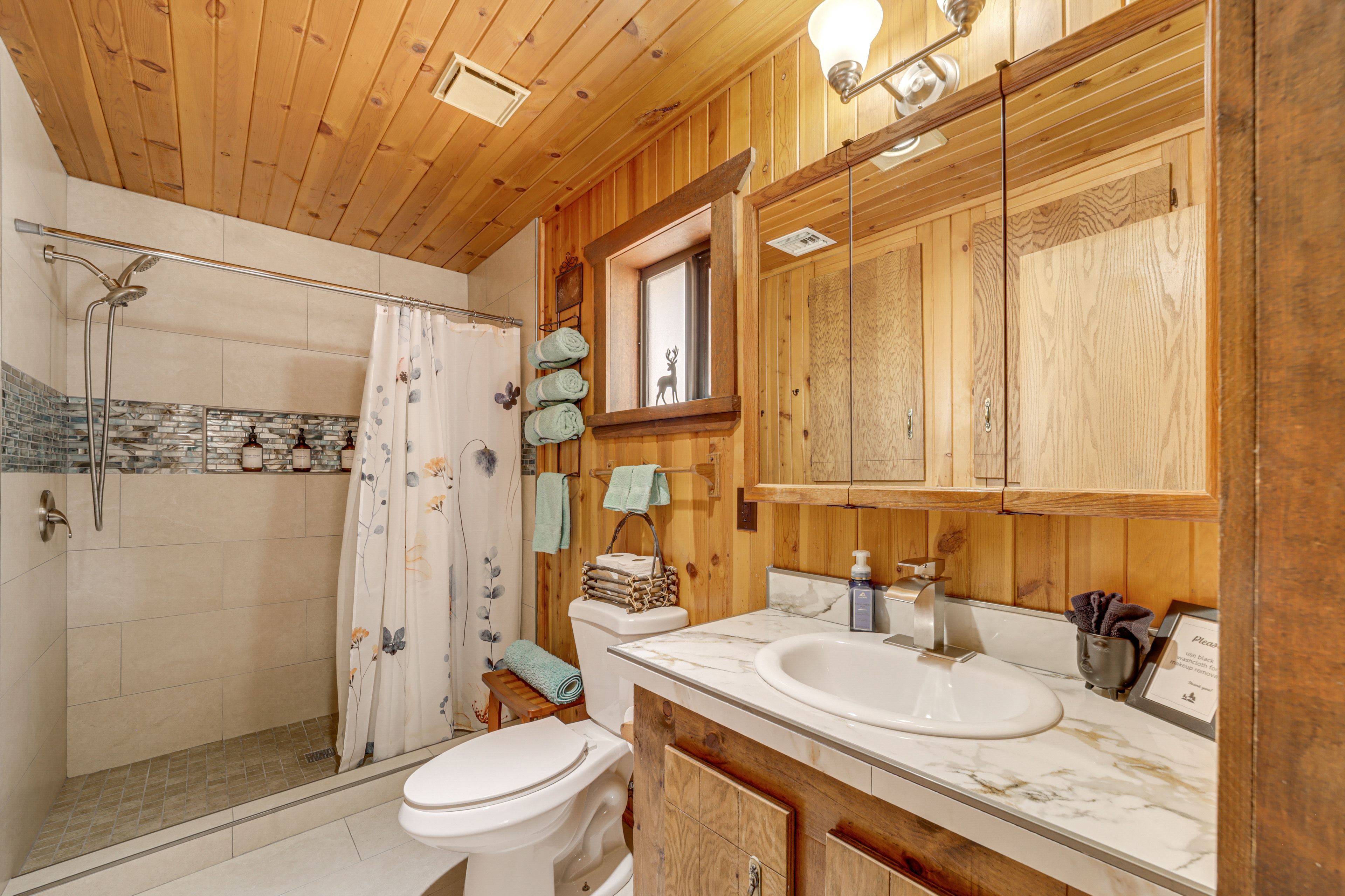 En-Suite Bathroom | Main Floor | Towels Provided