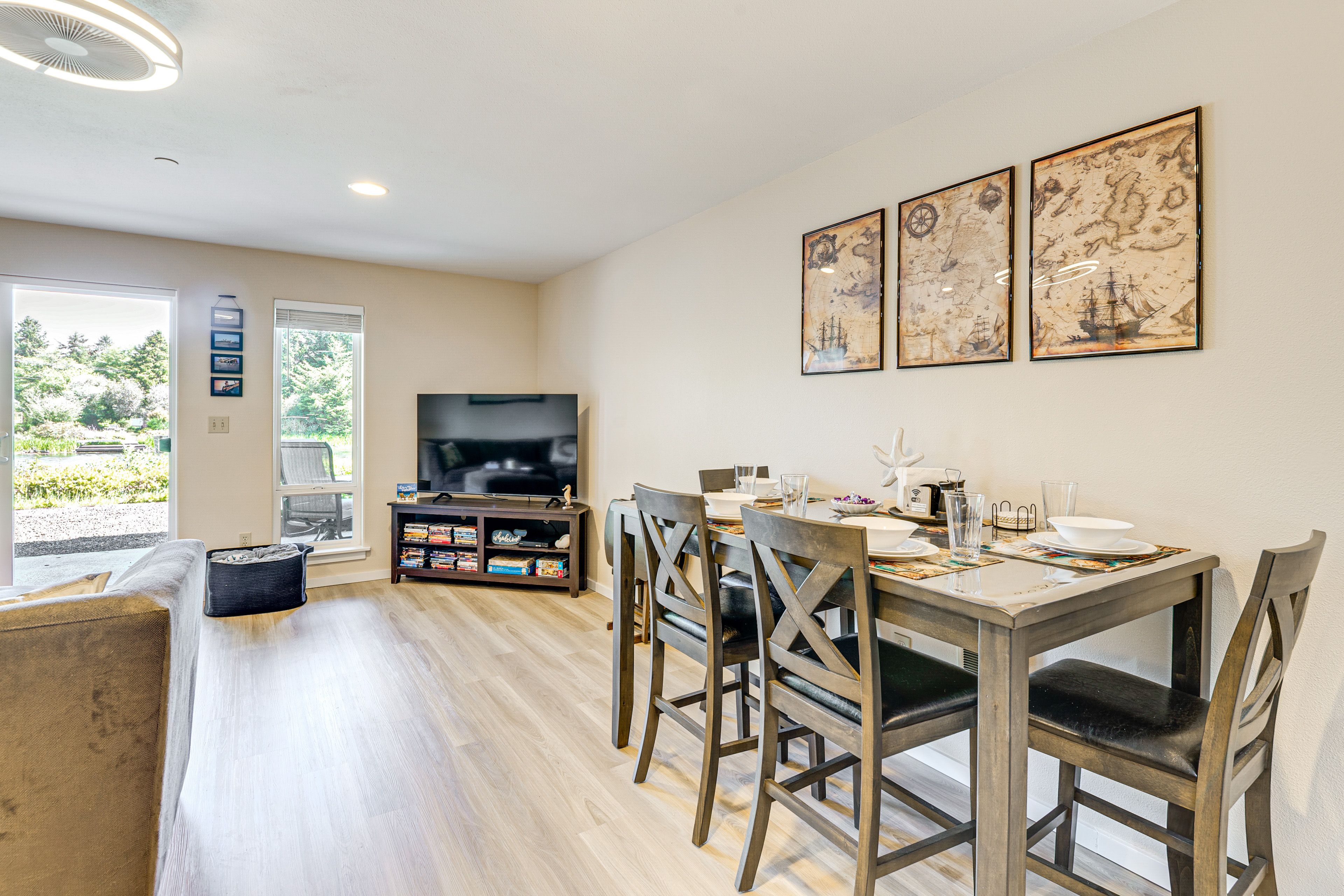 Dining Area | Dishware/Flatware Provided