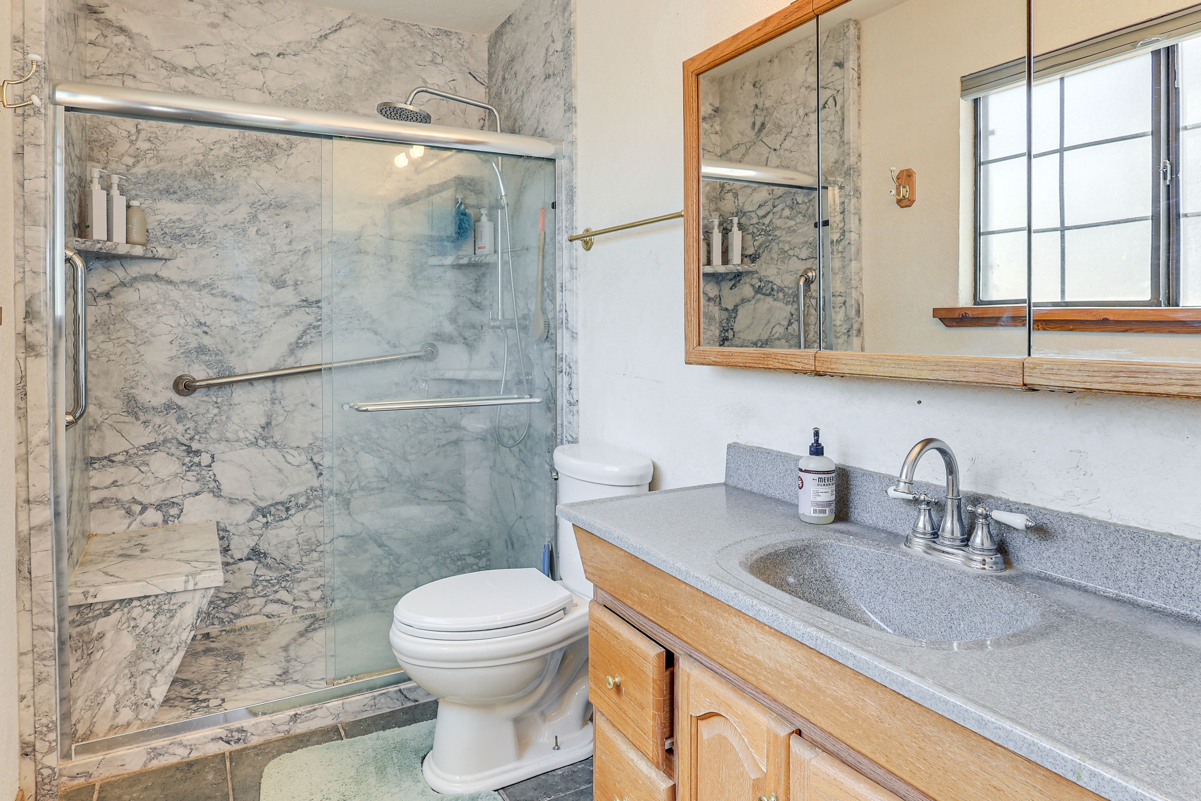 Full Bathroom | Towels Provided