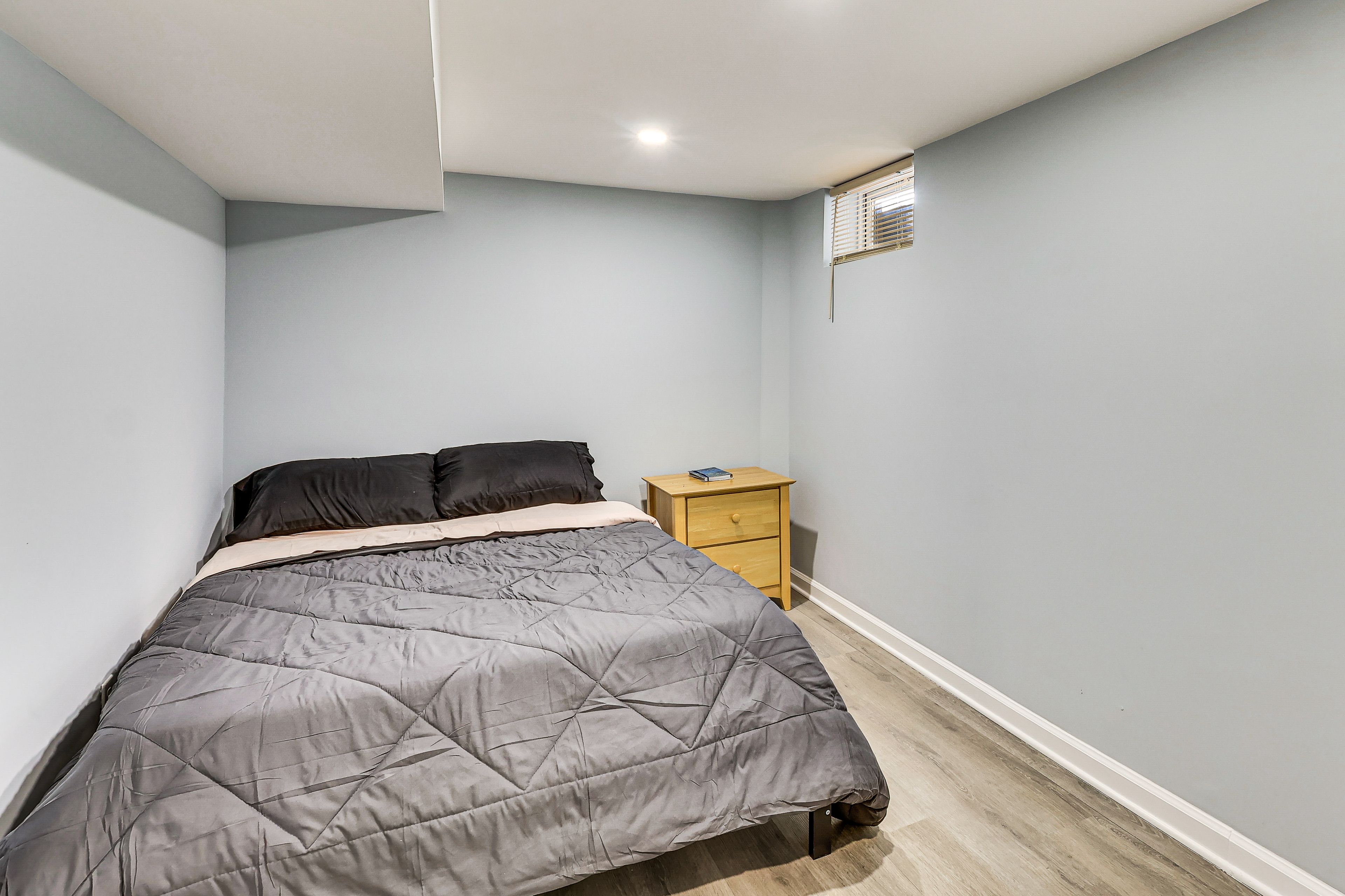 Bedroom 1 | Queen Bed | Desk