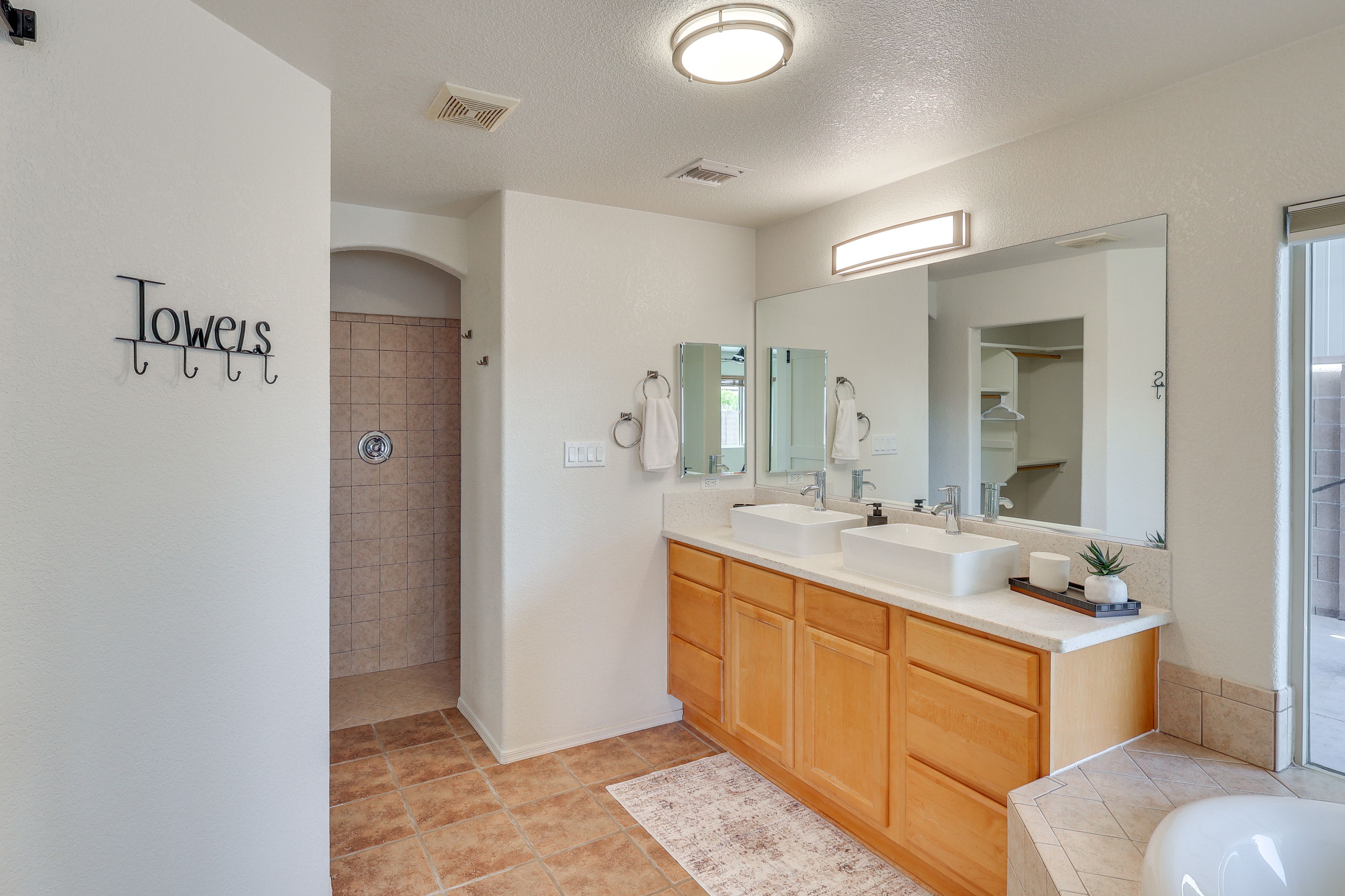 Full Bathroom | Separate Tub & Shower