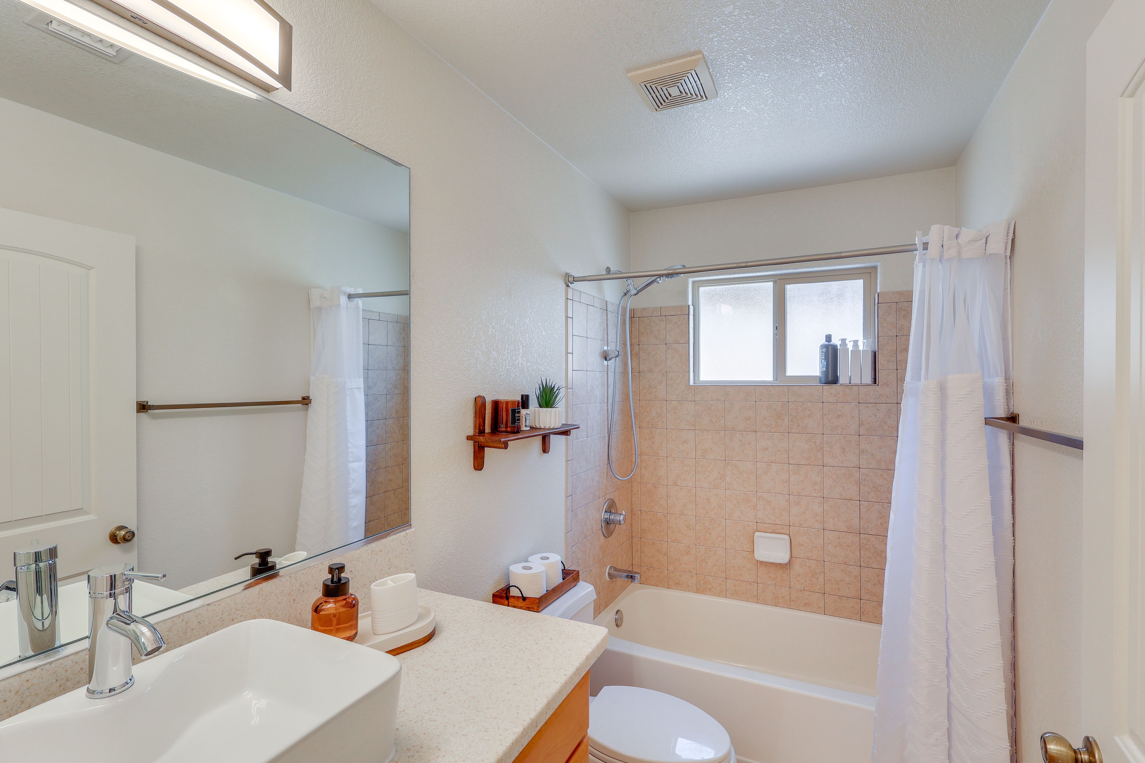 Full Bathroom | Towels Provided