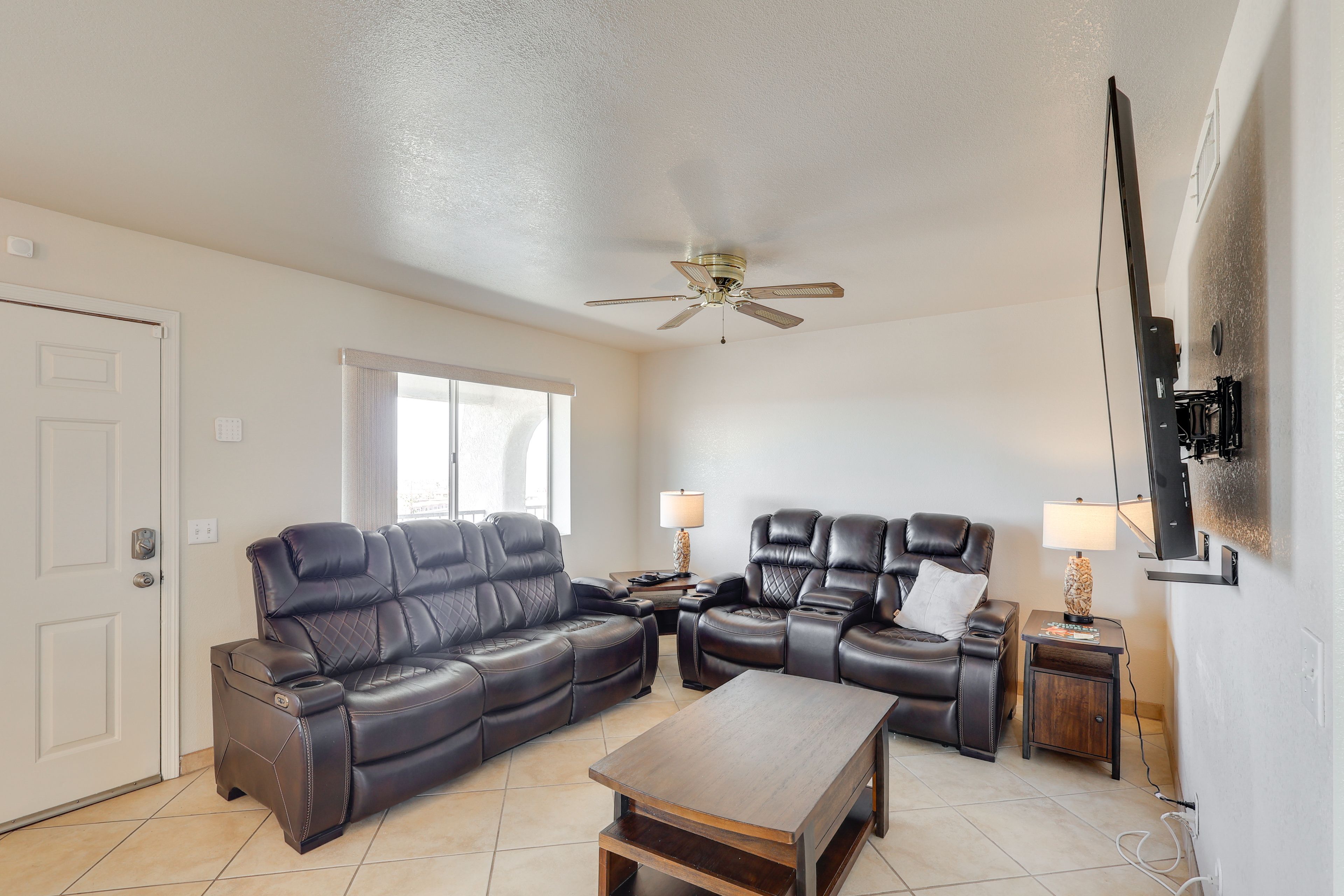 Living Room | Smart TV | Central A/C & Heating | Free WiFi