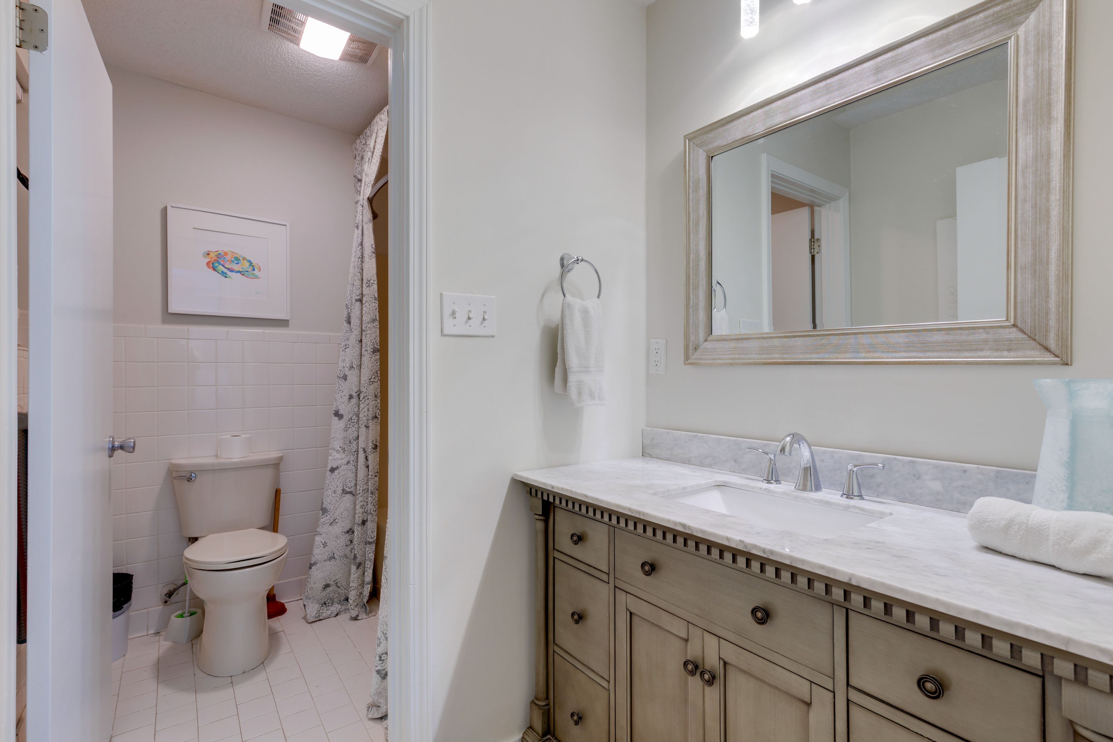 Full Bathroom | Towels Provided