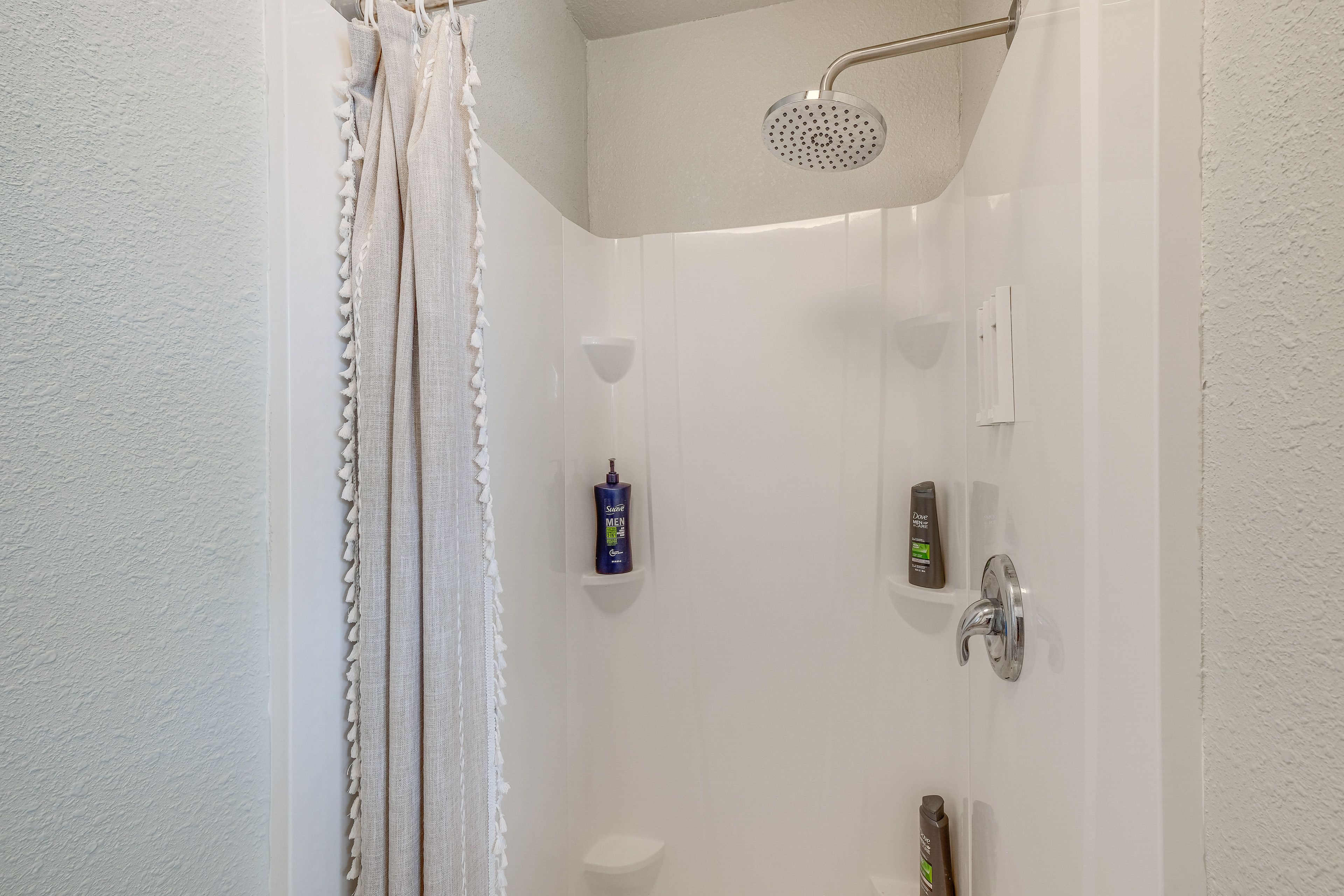 Full Bathroom | Towels Provided