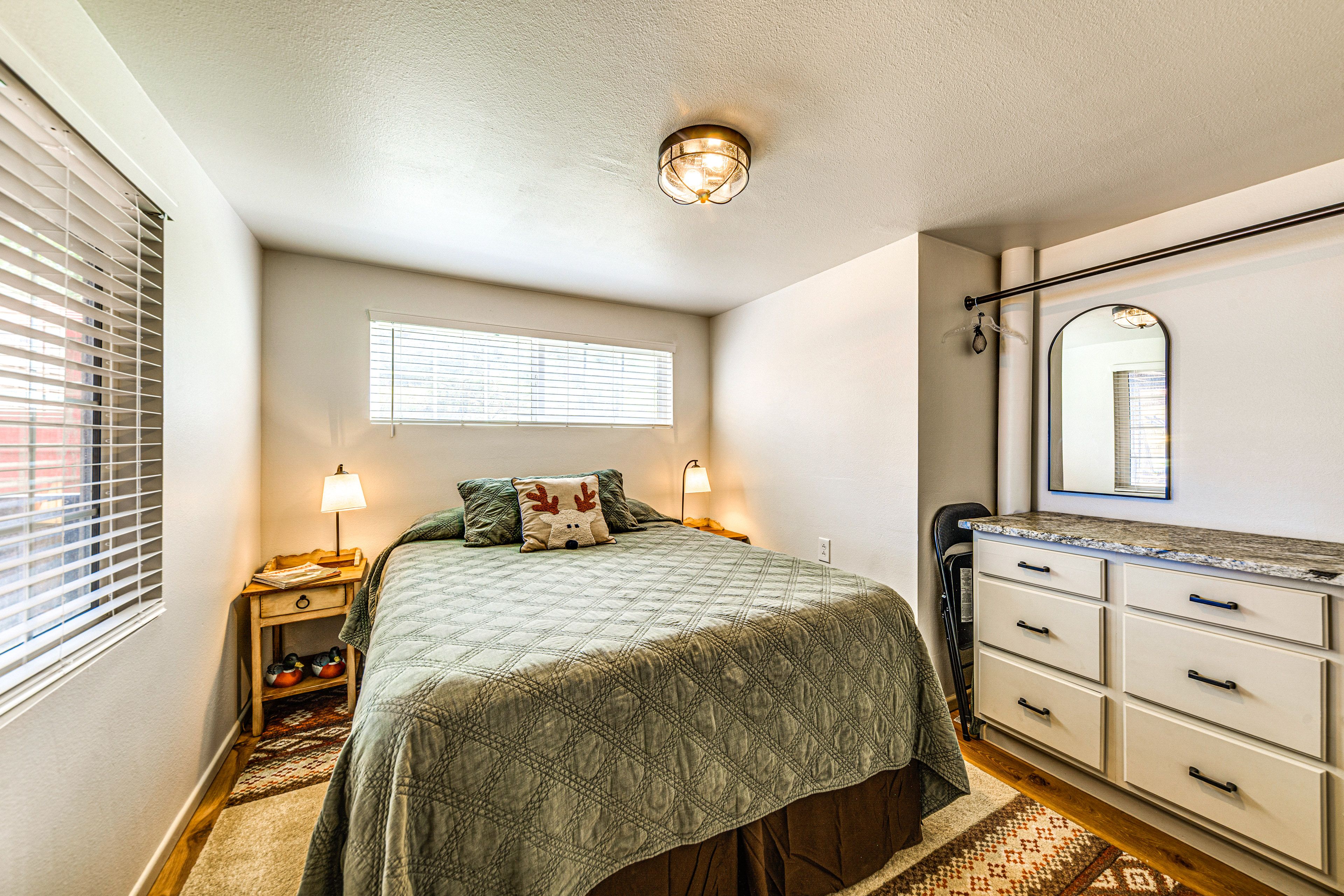 Bedroom 2 | Queen Bed