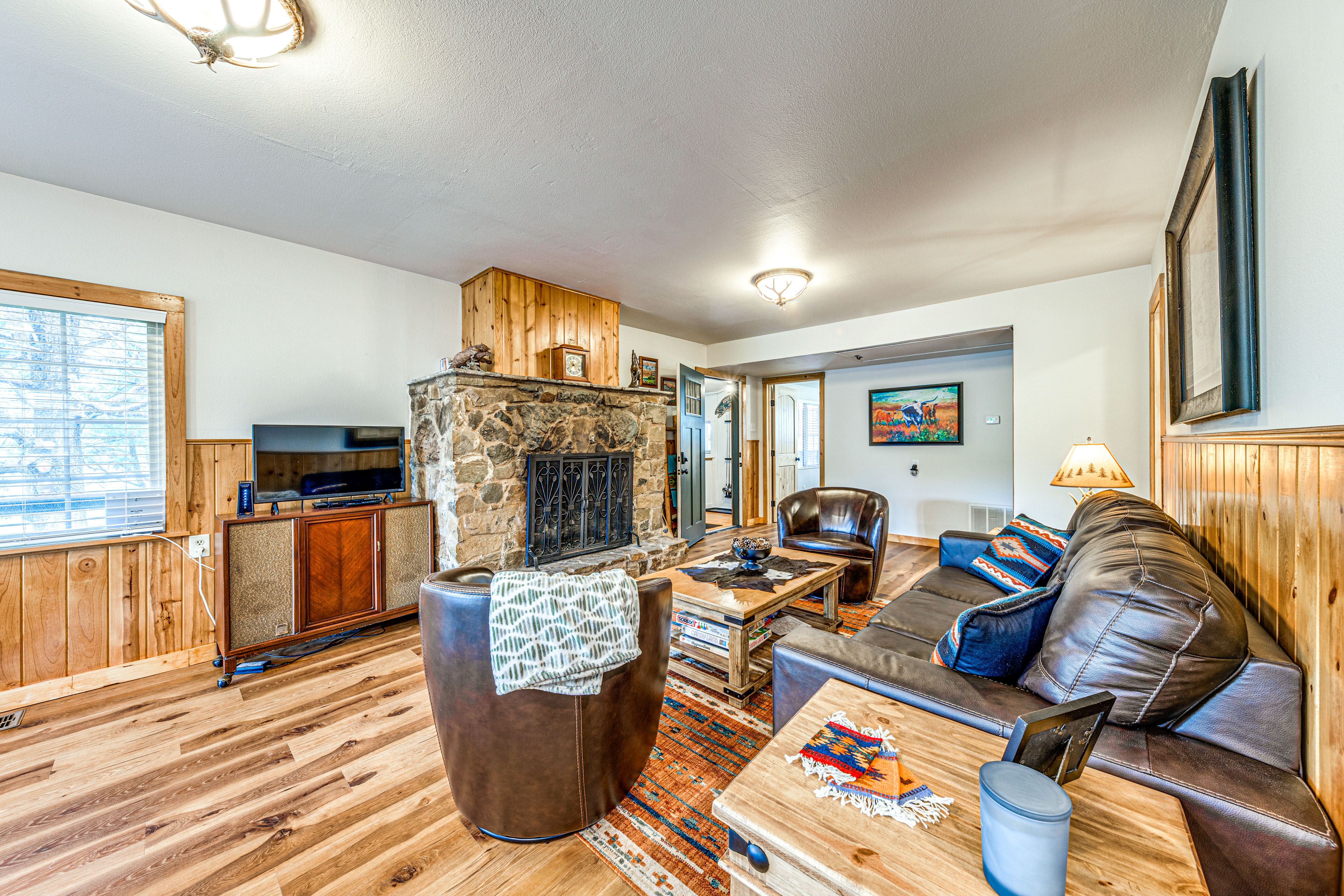 Living Room | Free WiFi | Smart TV | Fireplace | Full Sleeper Sofa