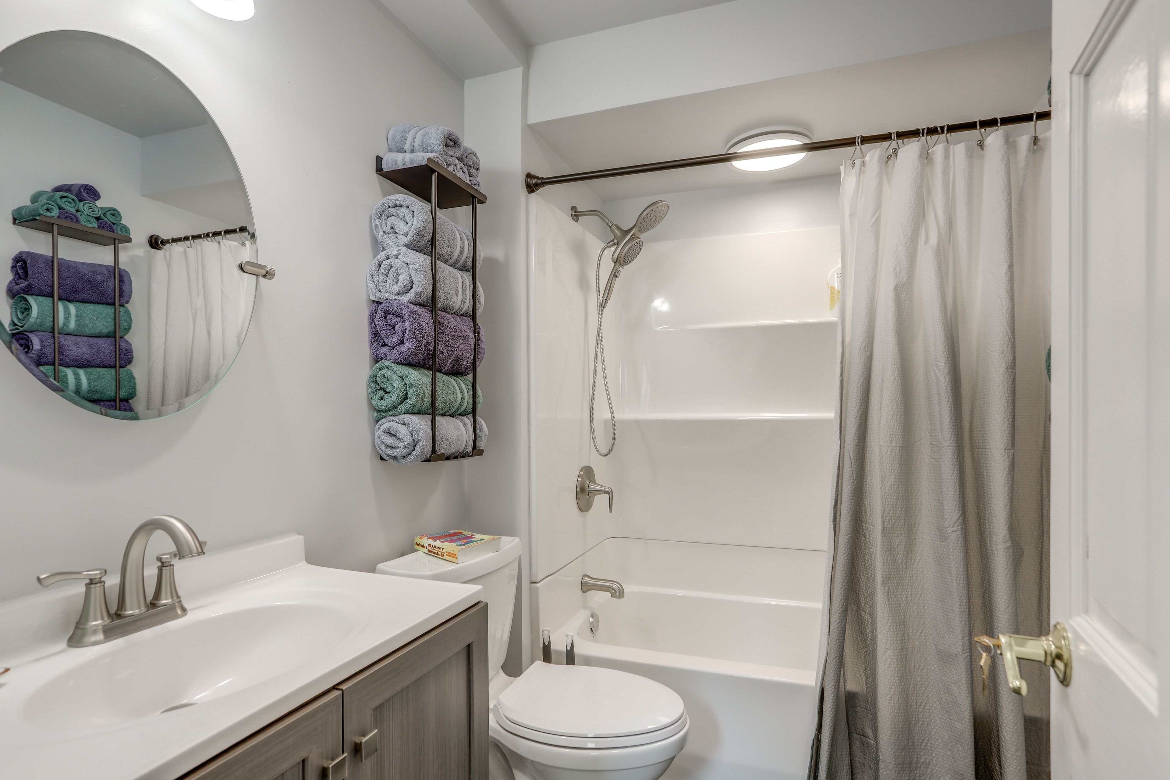 Full Bathroom | 2nd Floor