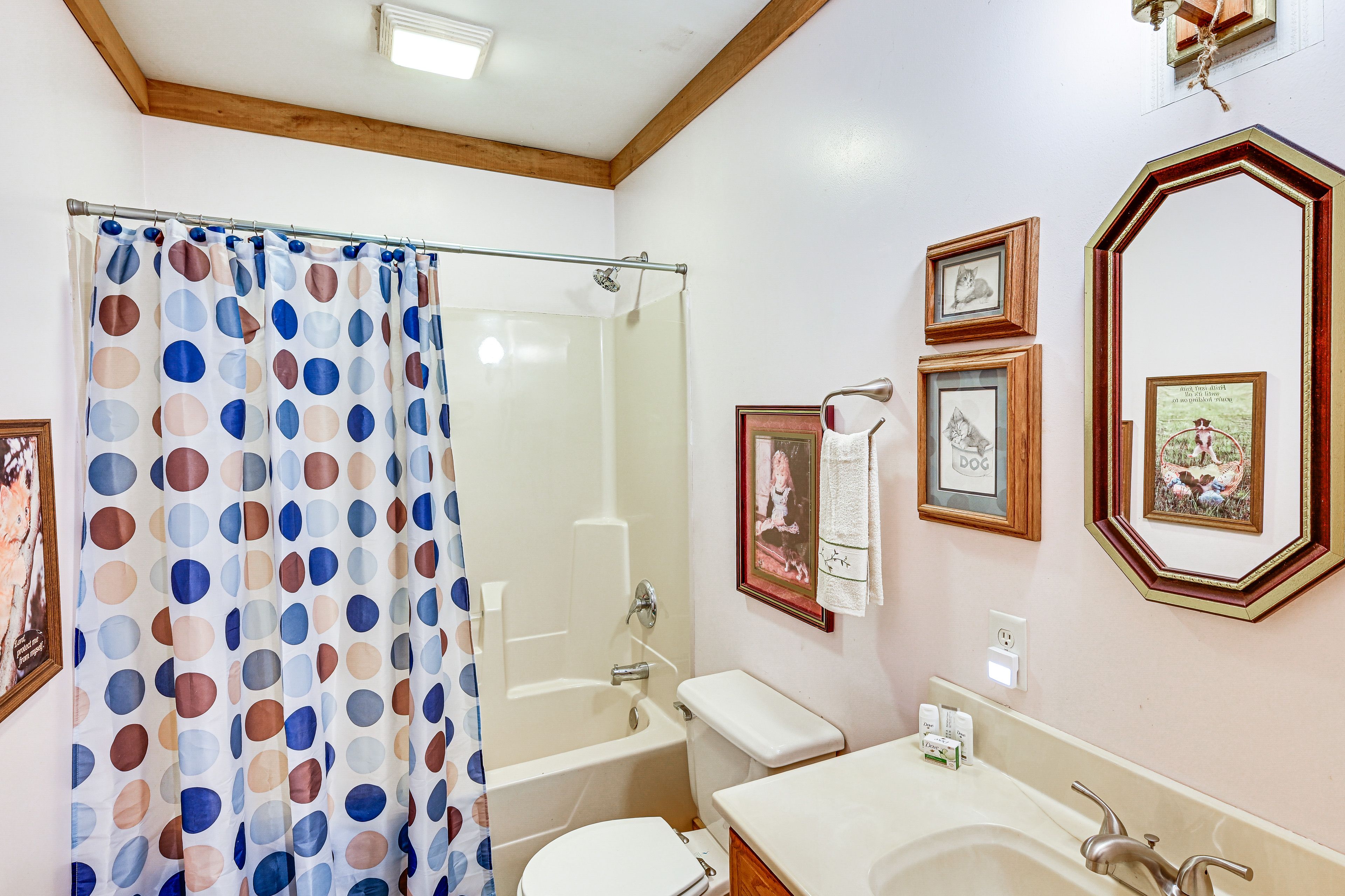 Full Bathroom | 2nd Floor | Complimentary Toiletries | Towels Provided