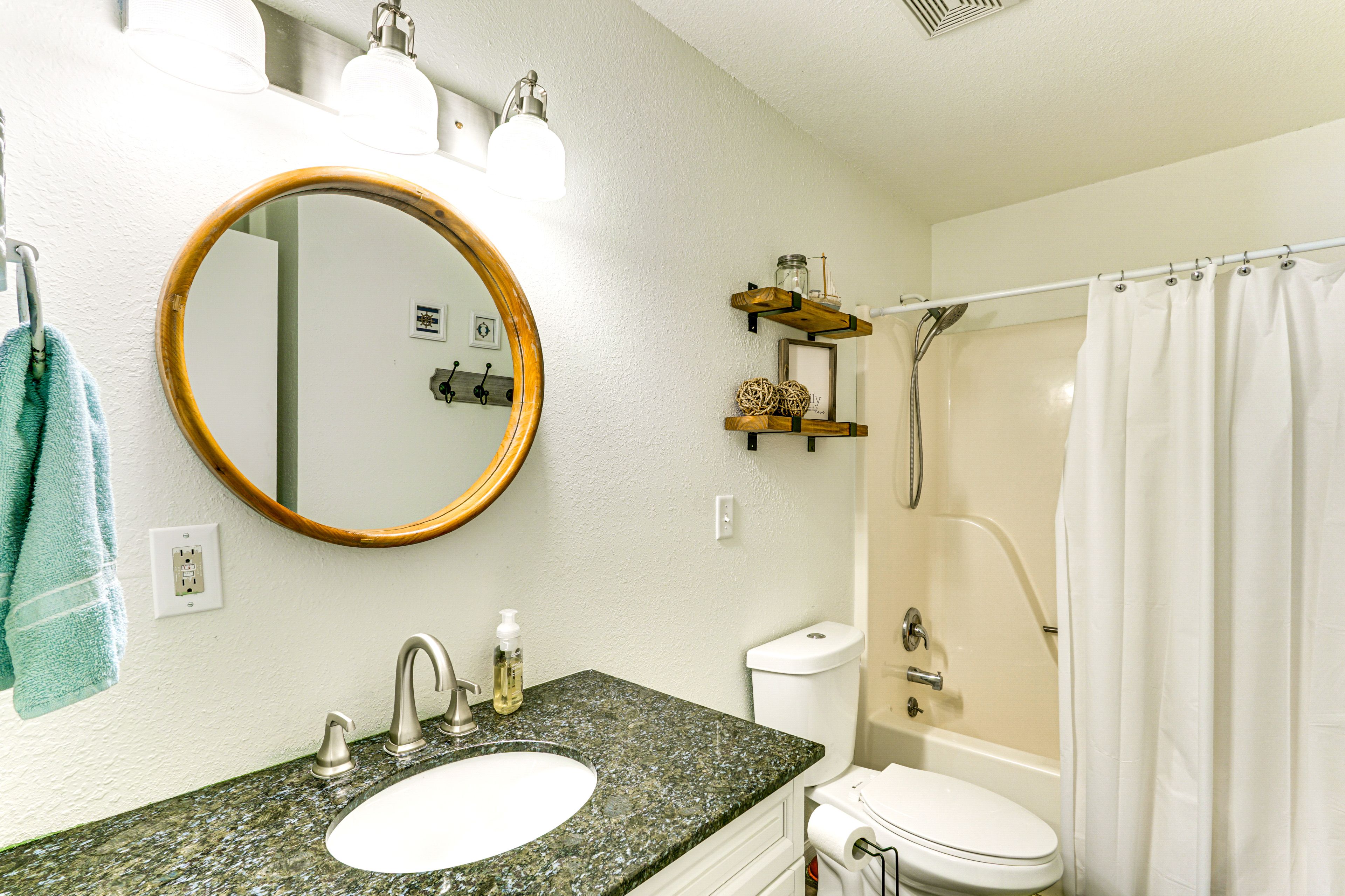 Full Bathroom | Main Level | Towels Provided