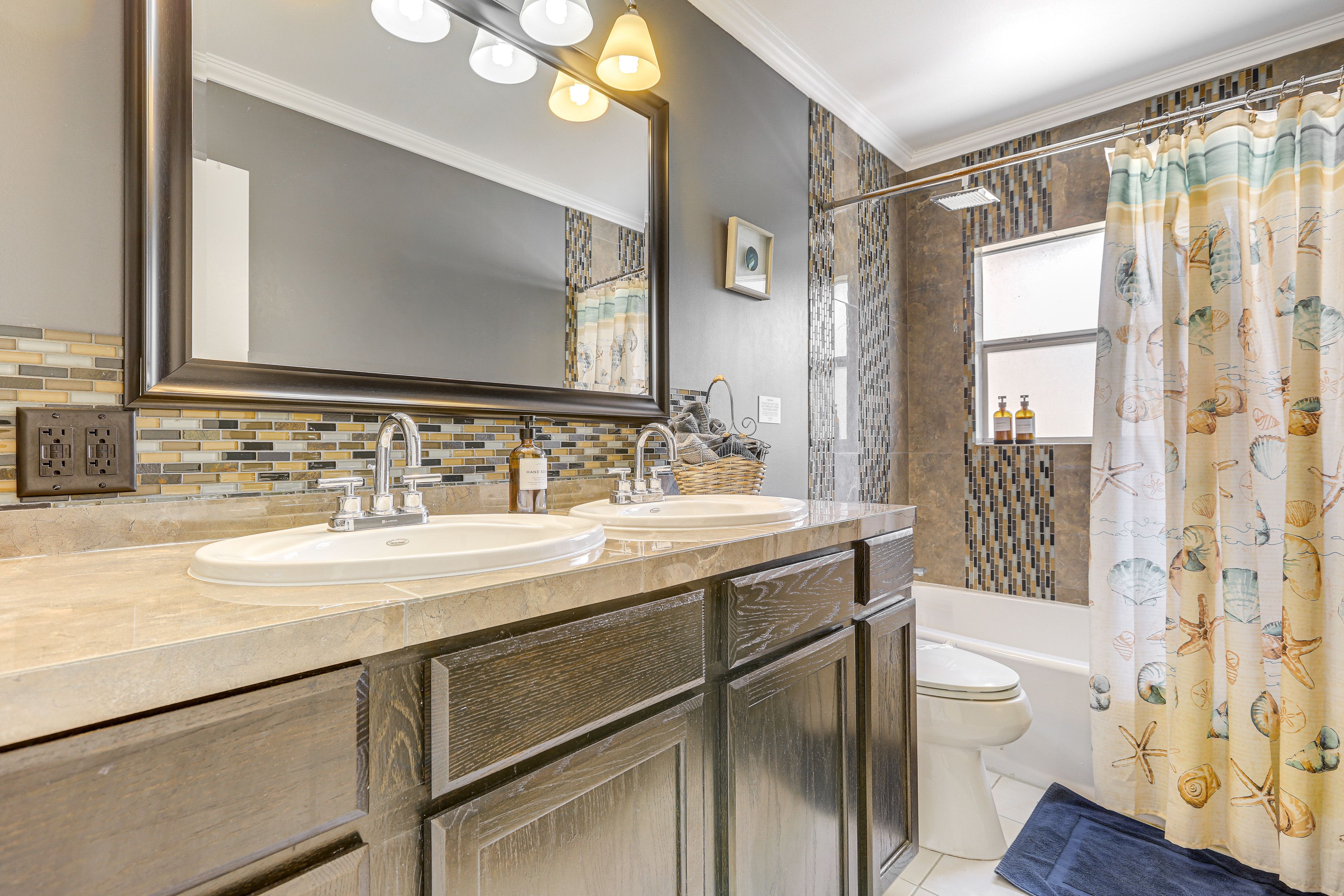 Full Bathroom | Complimentary Toiletries