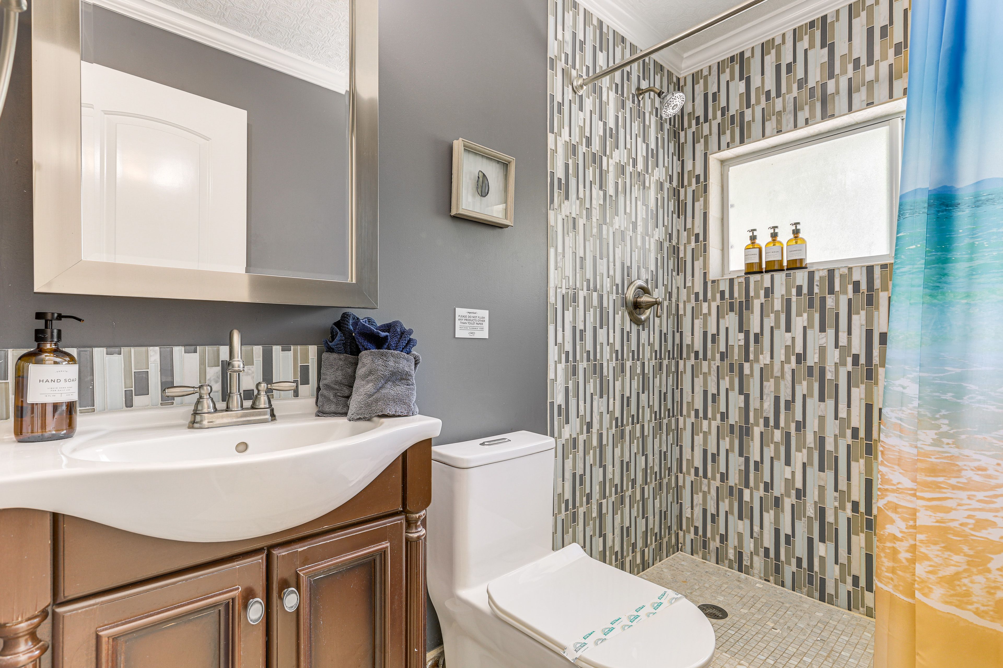 En-Suite Bathroom | Towels & Linens Provided