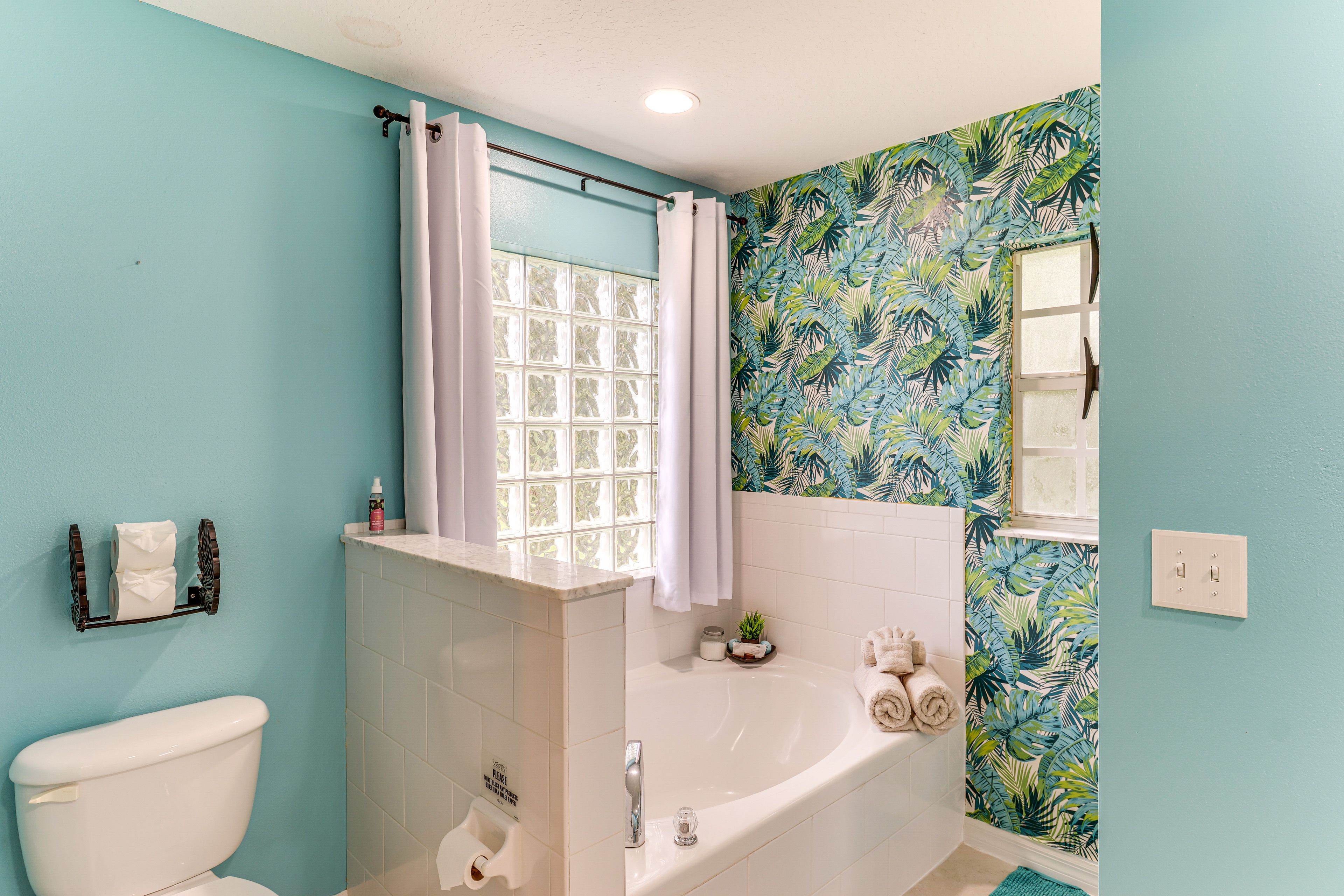 Full Bathroom | Separate Tub & Shower