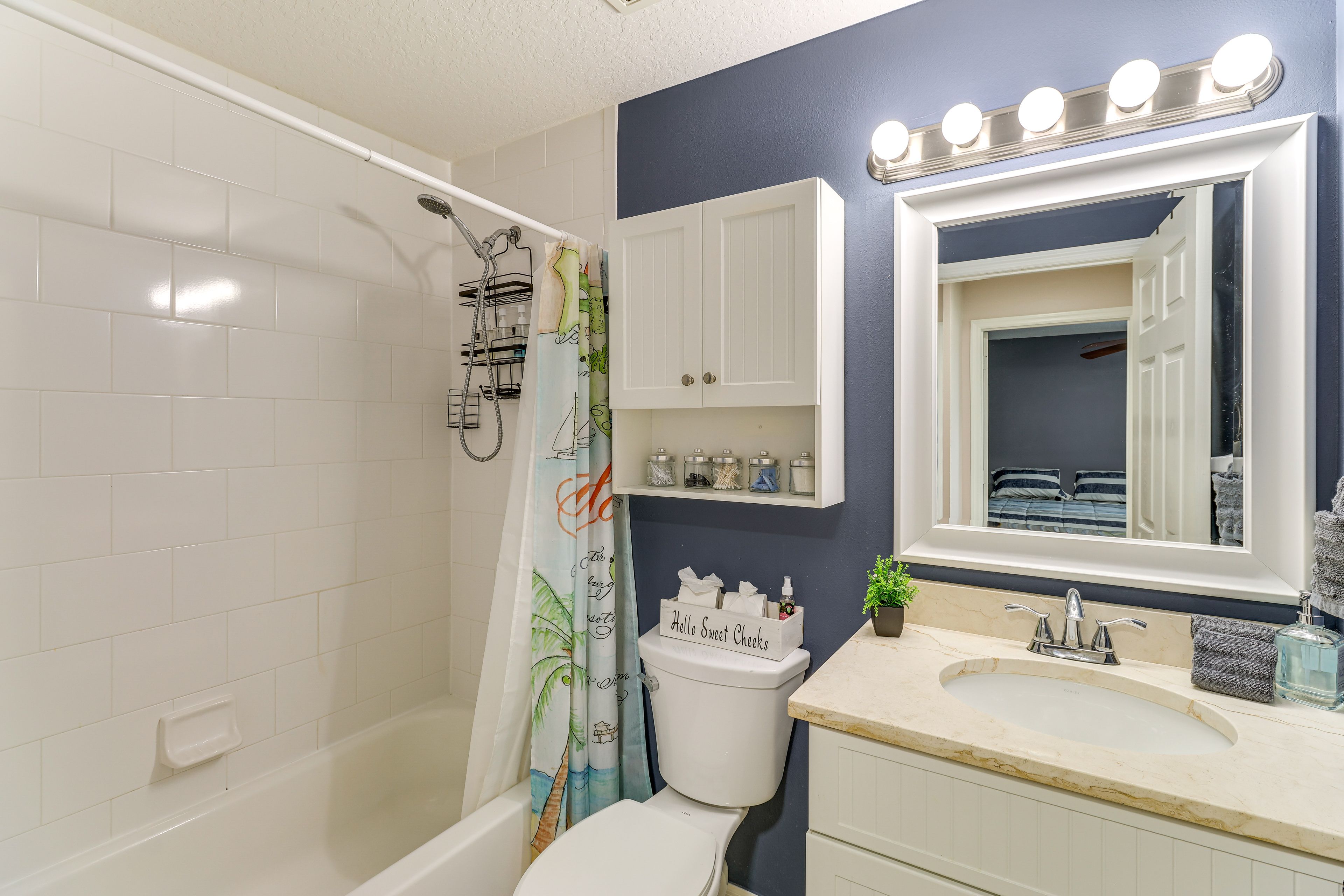 Full Bathroom | Towels Provided