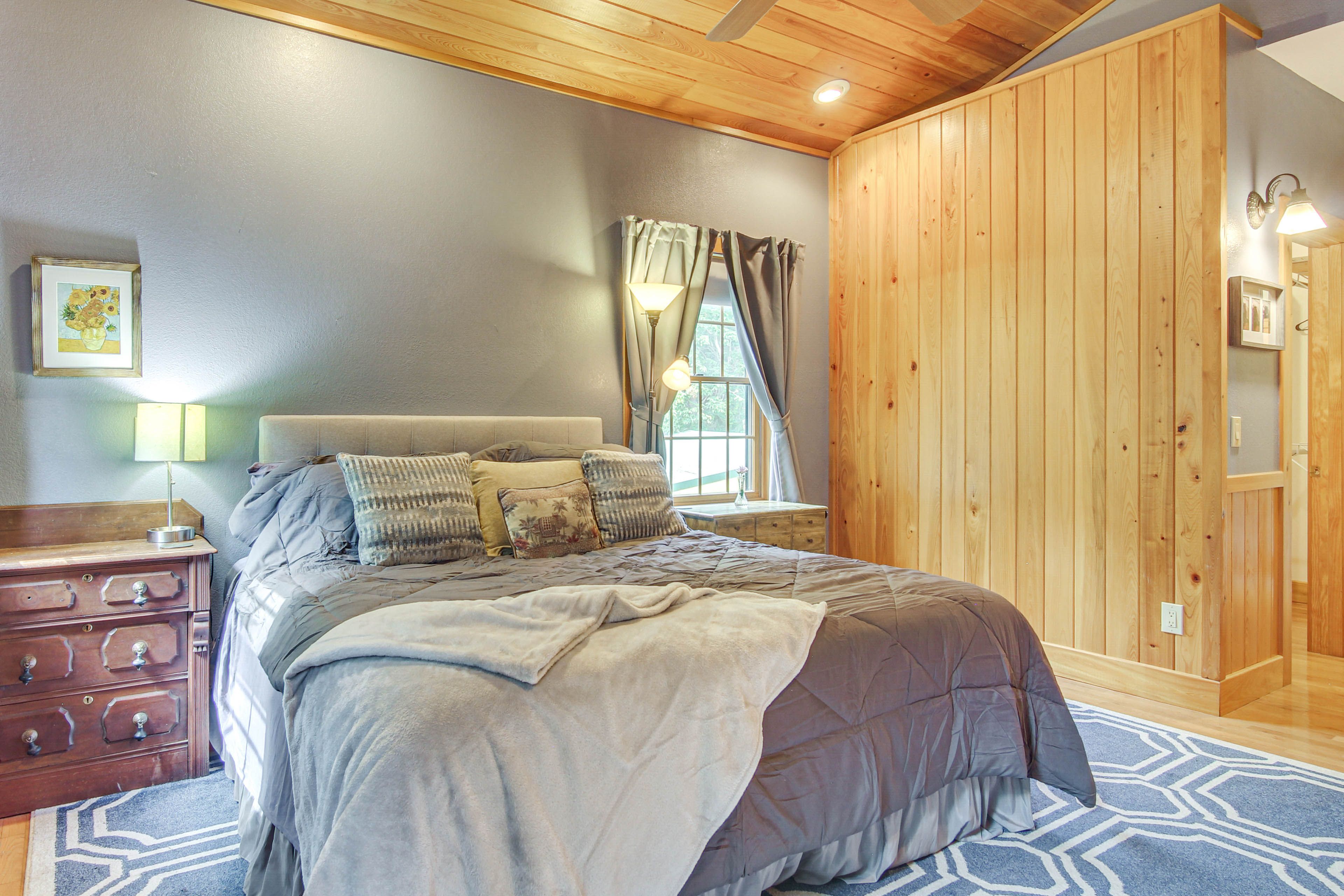 Bedroom 1 | King Bed | Linens Provided