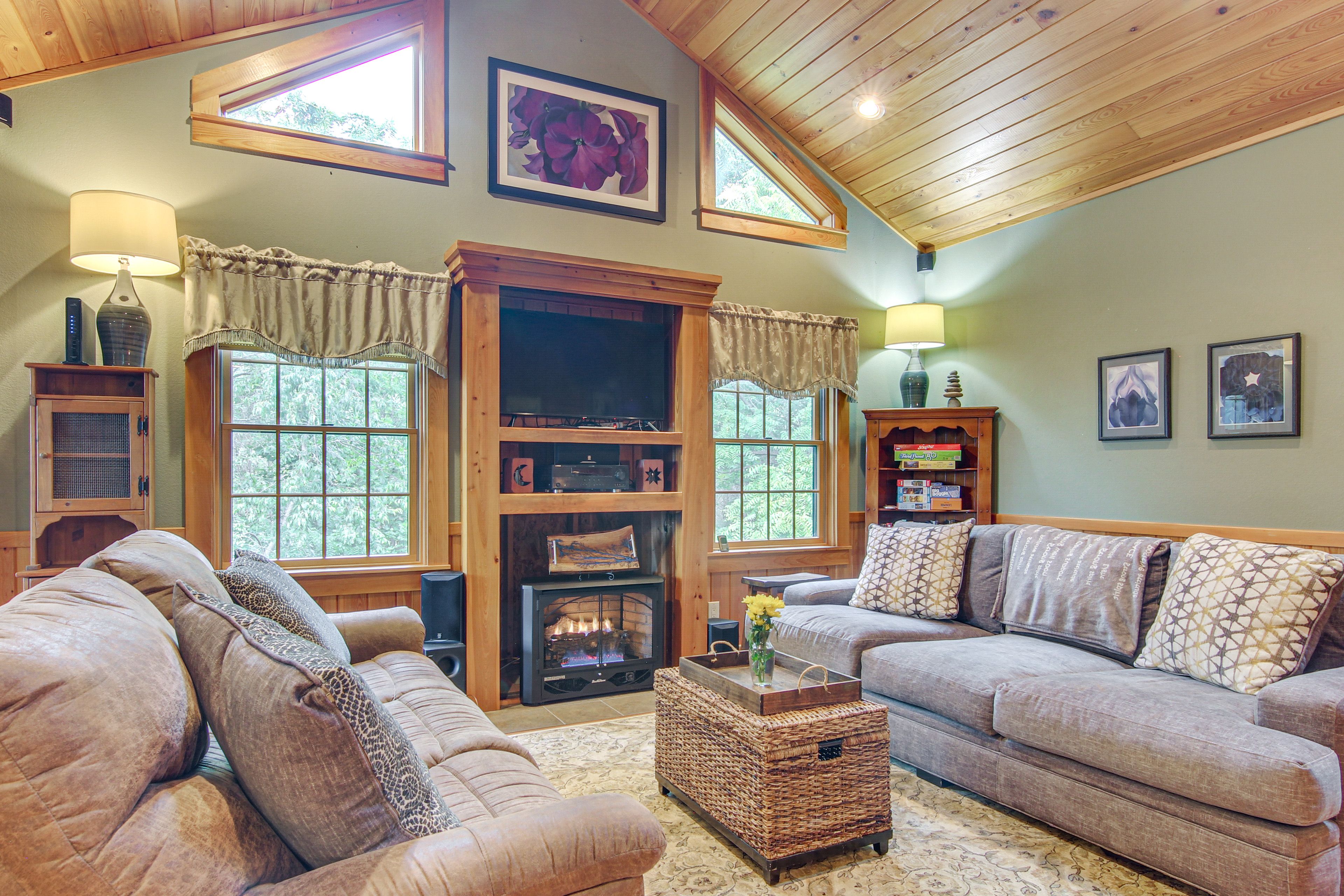 Living Room | Free WiFi | Central Heating & A/C | Smart TV