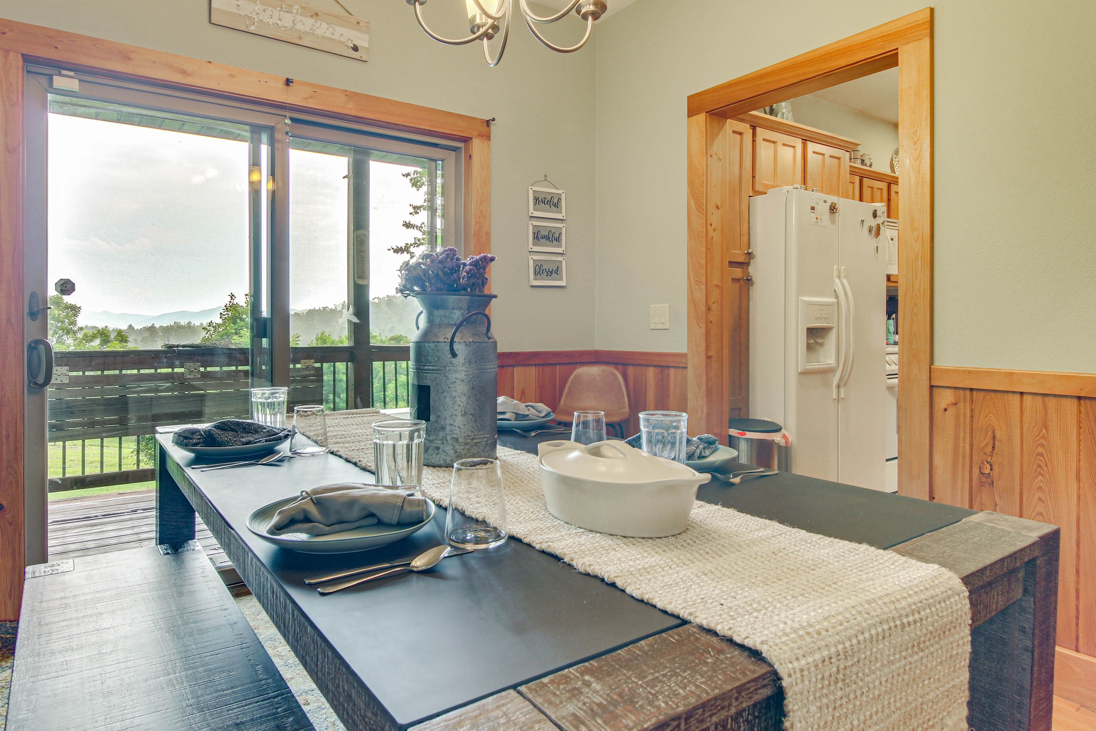 Dining Area | Dishware/Flatware Provided