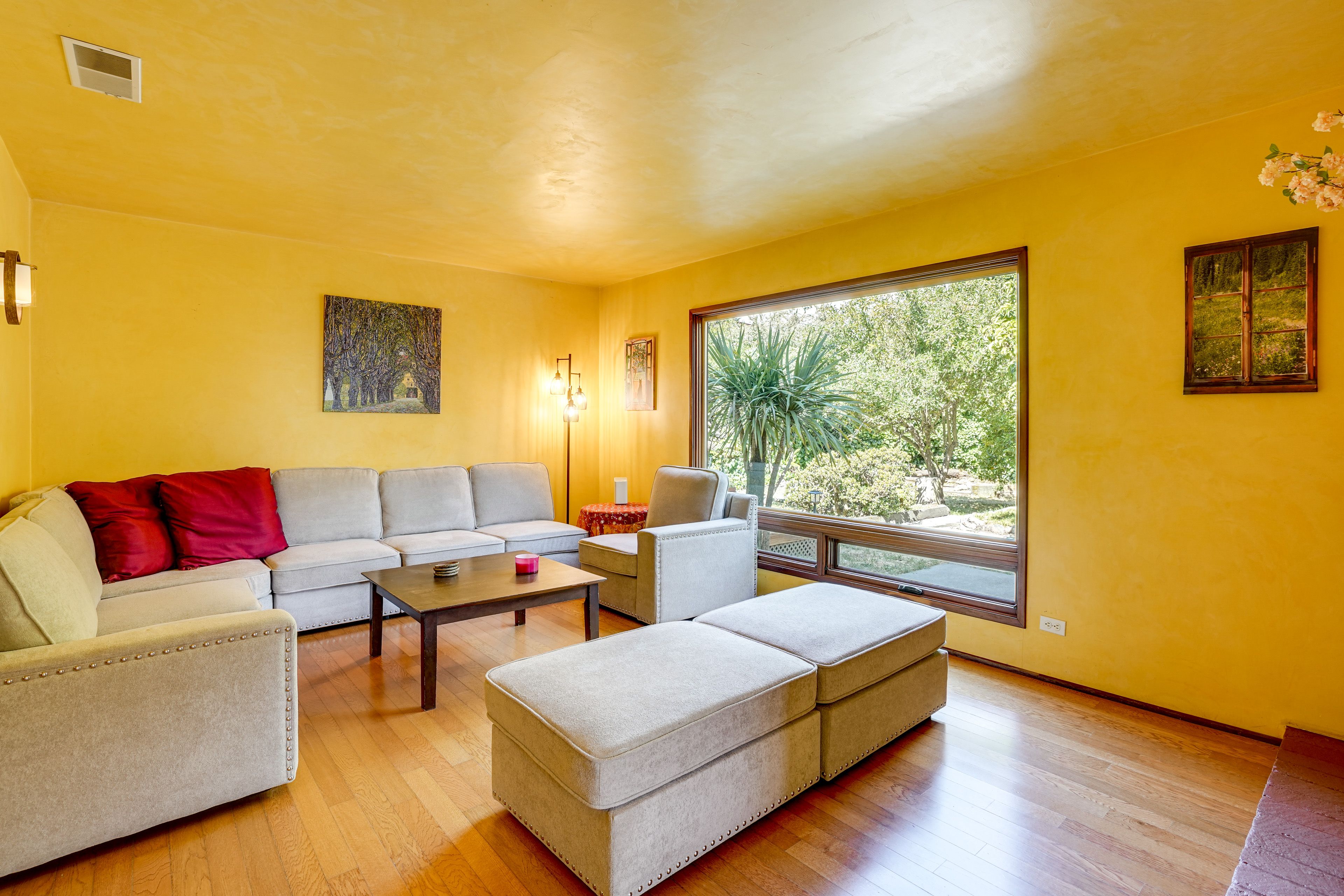 Living Room | 1st Floor | Free WiFi | Central A/C & Heating